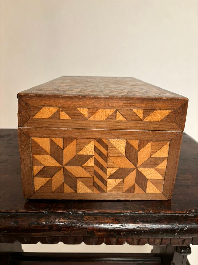 Boîte en noyer et bois satiné du 19e siècle avec incrustation géométrique  5