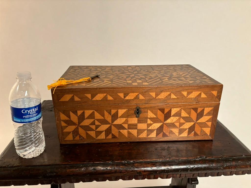 Boîte en noyer et bois satiné du 19e siècle avec incrustation géométrique  11