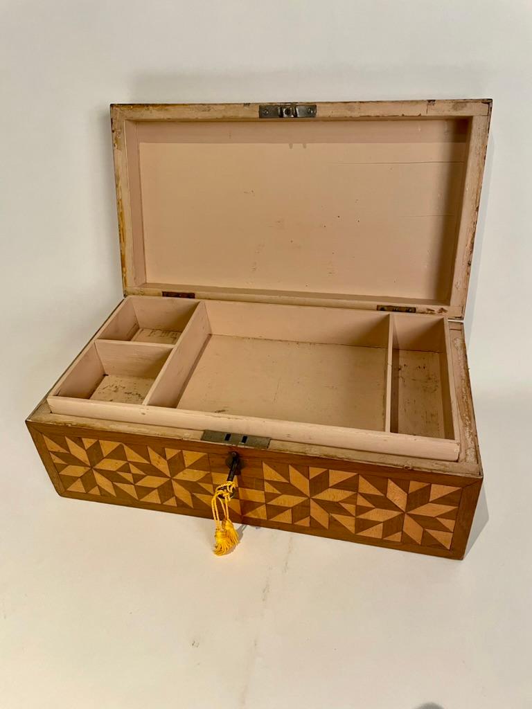Boîte en noyer et bois satiné du 19e siècle avec incrustation géométrique  9