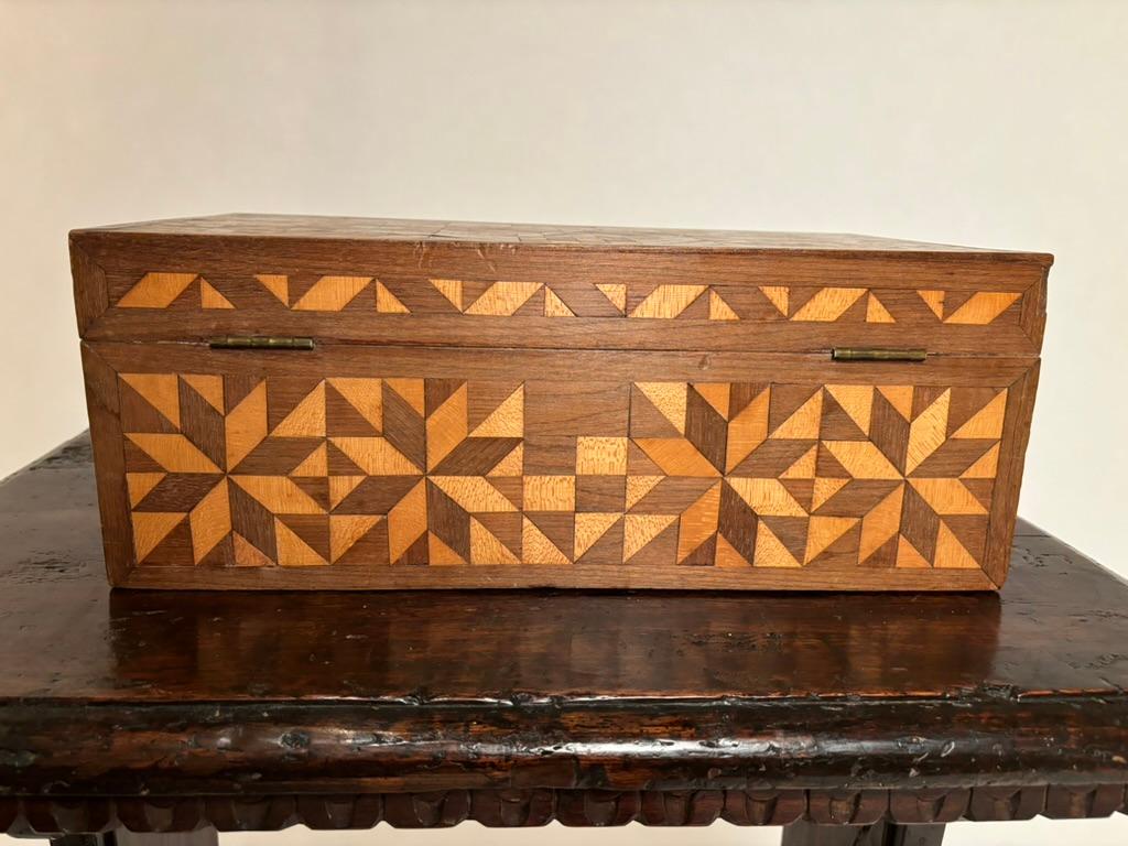 Boîte en noyer et bois satiné du 19e siècle avec incrustation géométrique  7
