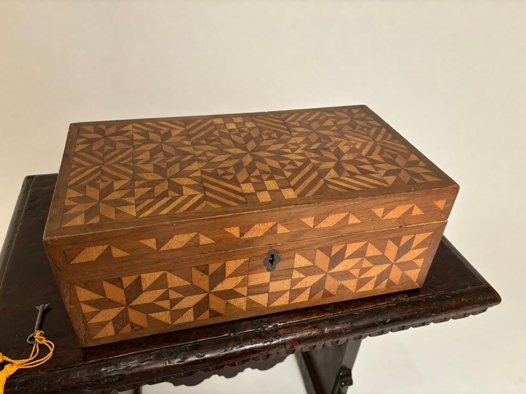 Boîte en noyer et bois satiné du 19e siècle avec incrustation géométrique  12