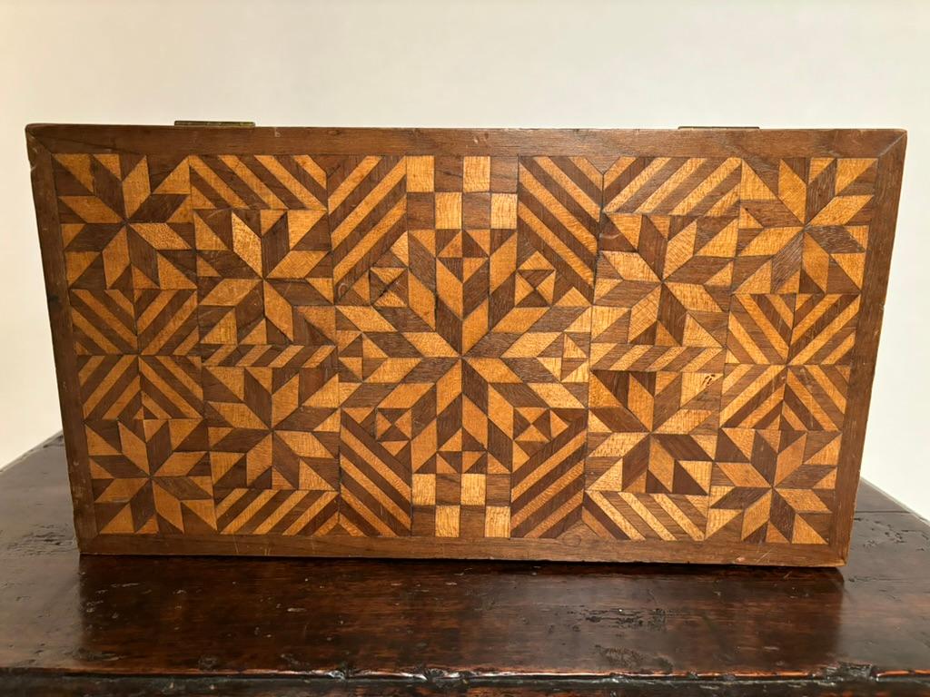 Américain Boîte en noyer et bois satiné du 19e siècle avec incrustation géométrique 