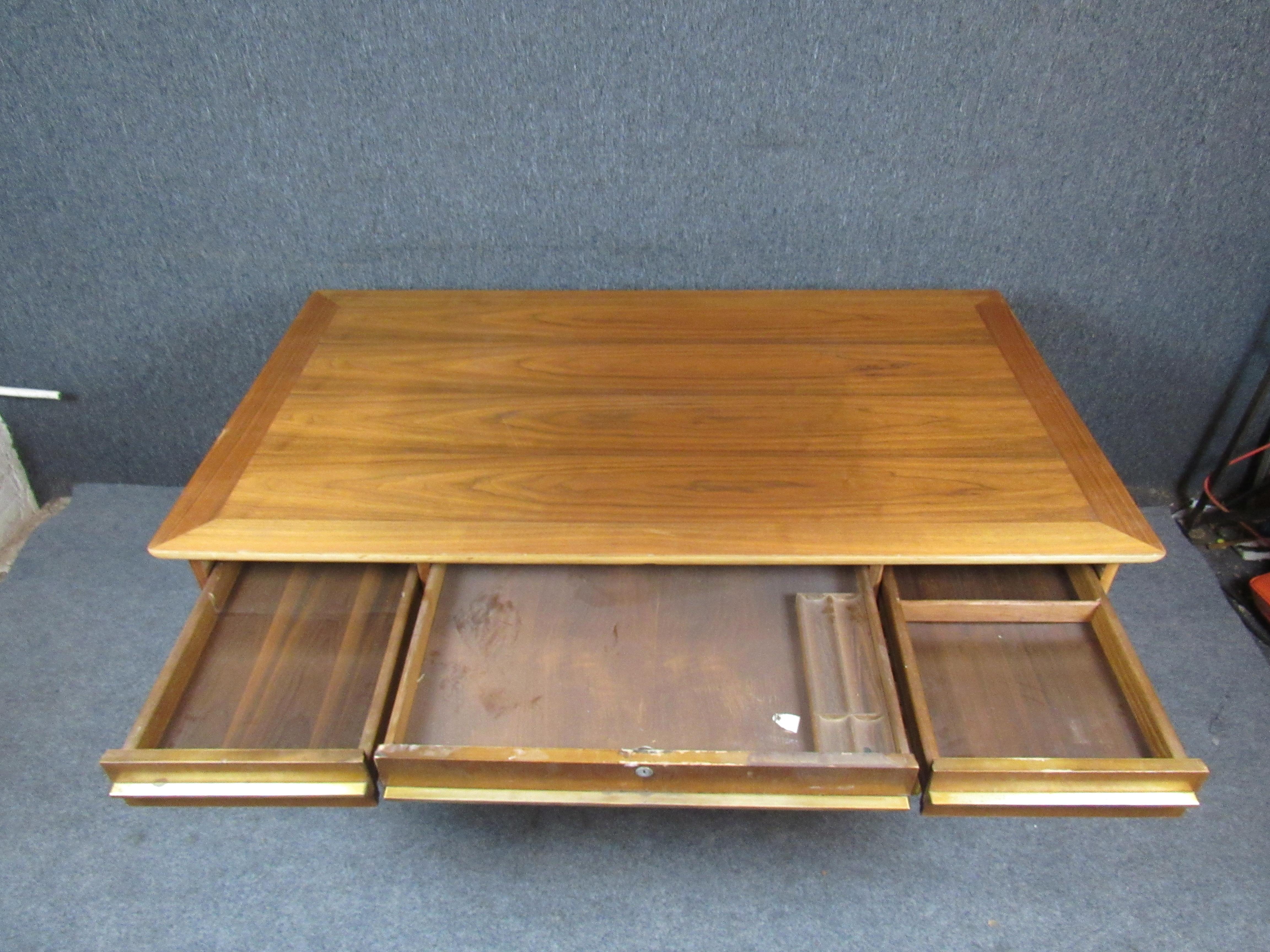 Amerikanischer Nussbaum & Messing Vintage Executive-Schreibtisch (20. Jahrhundert) im Angebot