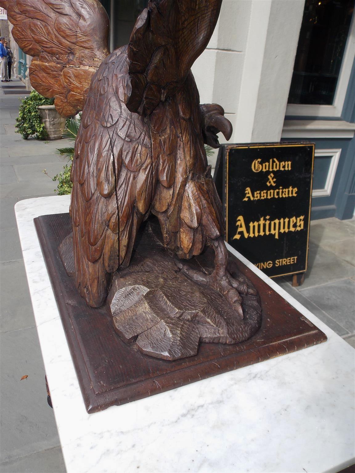 Noyer américain sculpté, Aigle à ailes déployées perché pour fuir sur un socle rocheux années 1830 en vente 4