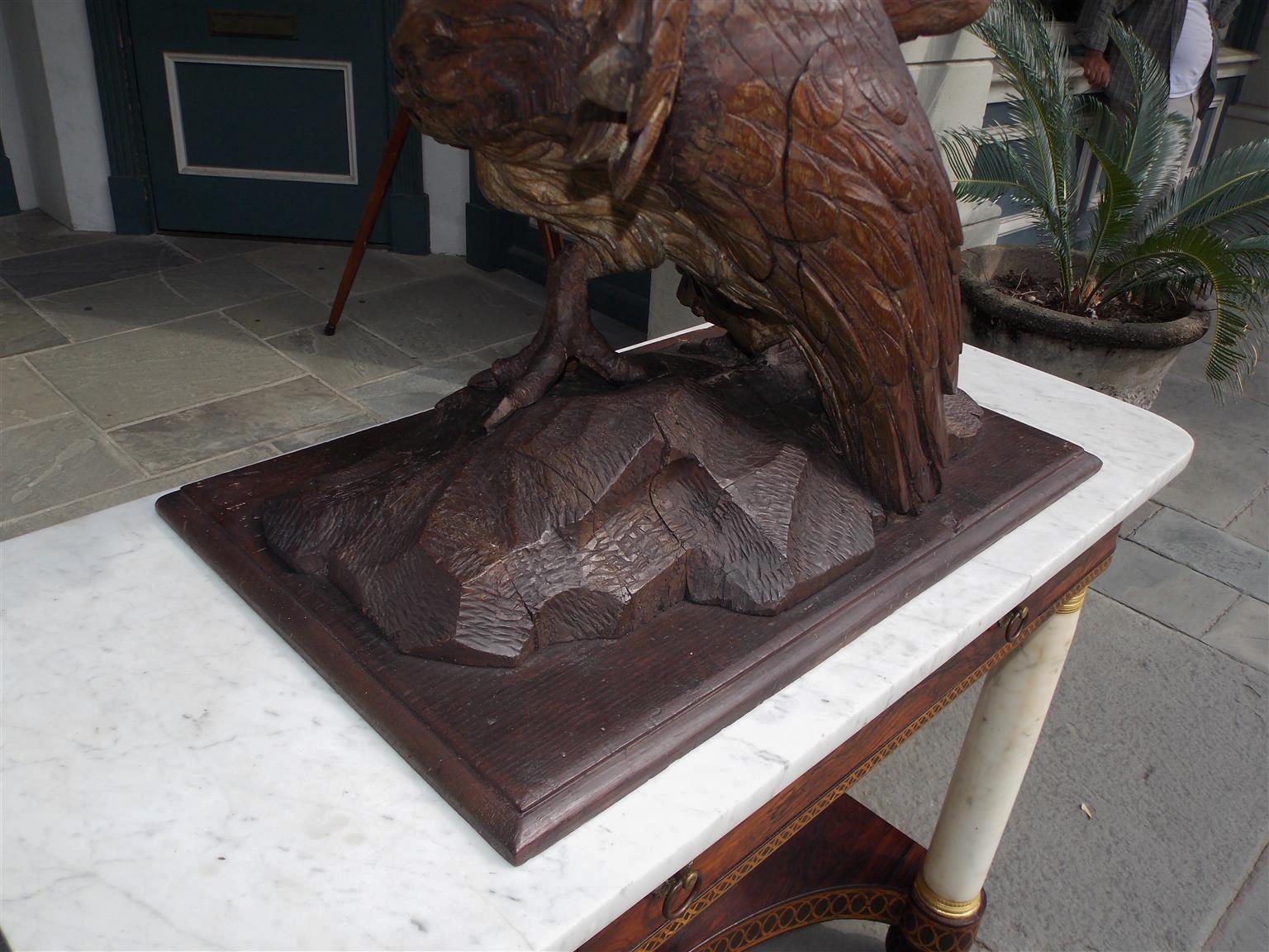 Noyer américain sculpté, Aigle à ailes déployées perché pour fuir sur un socle rocheux années 1830 en vente 5