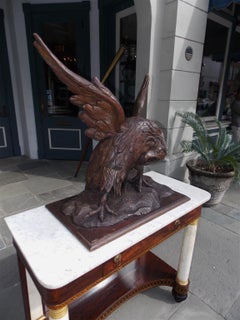 Noyer américain sculpté, Aigle à ailes déployées perché pour fuir sur un socle rocheux années 1830