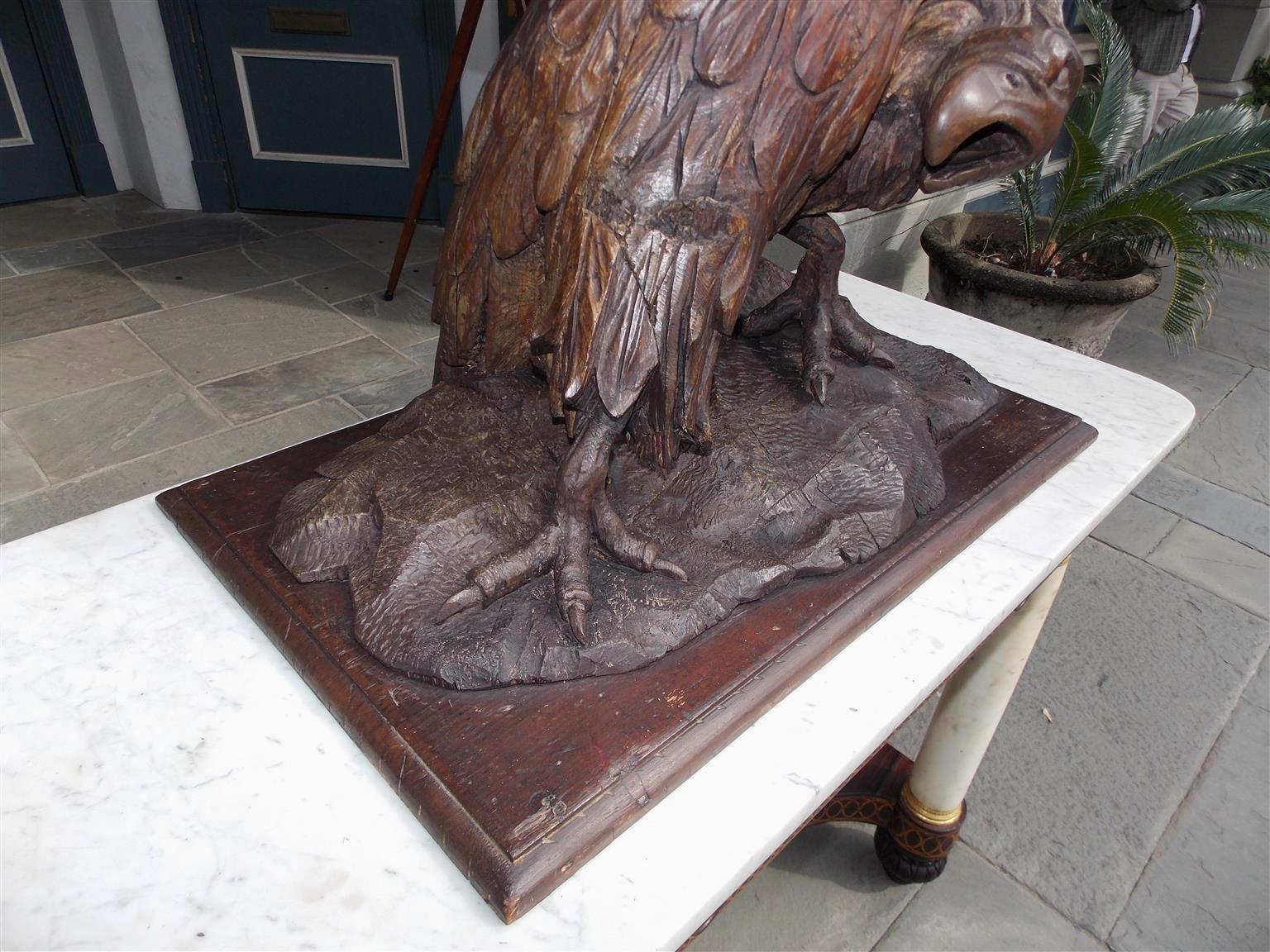 Sculpté à la main Noyer américain sculpté, Aigle à ailes déployées perché pour fuir sur un socle rocheux années 1830 en vente