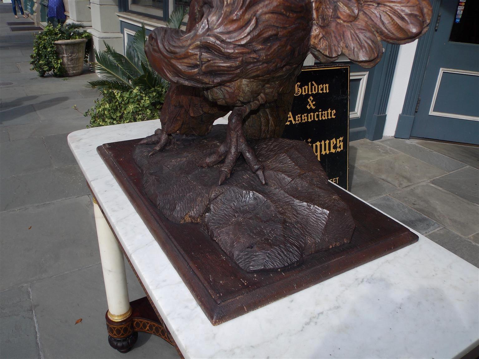 Aquila ad ala spiegata intagliata in noce americano appollaiata per fuggire su un basamento roccioso C. 1830 In condizioni buone in vendita a Charleston, SC