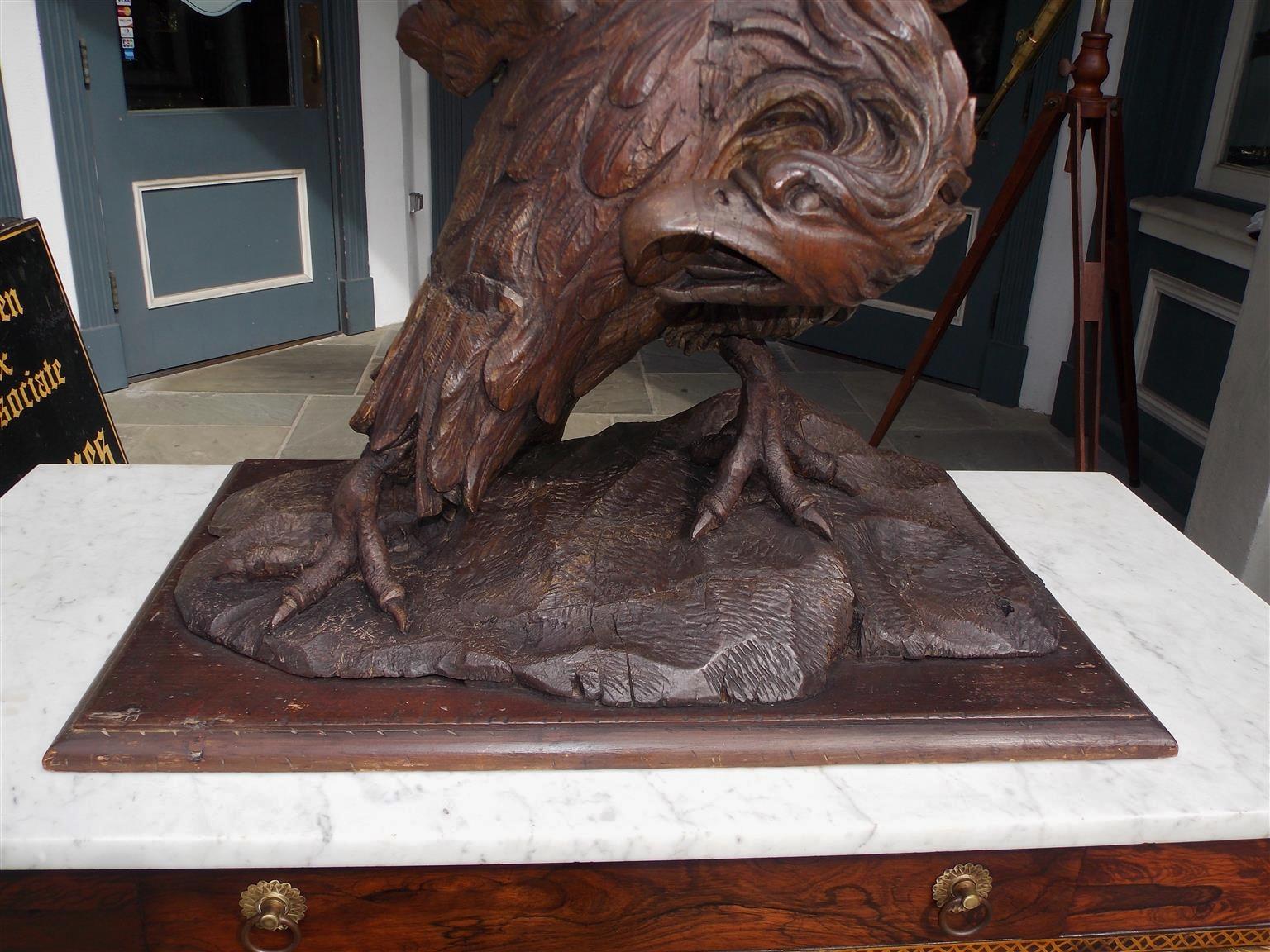 Milieu du XIXe siècle Noyer américain sculpté, Aigle à ailes déployées perché pour fuir sur un socle rocheux années 1830 en vente