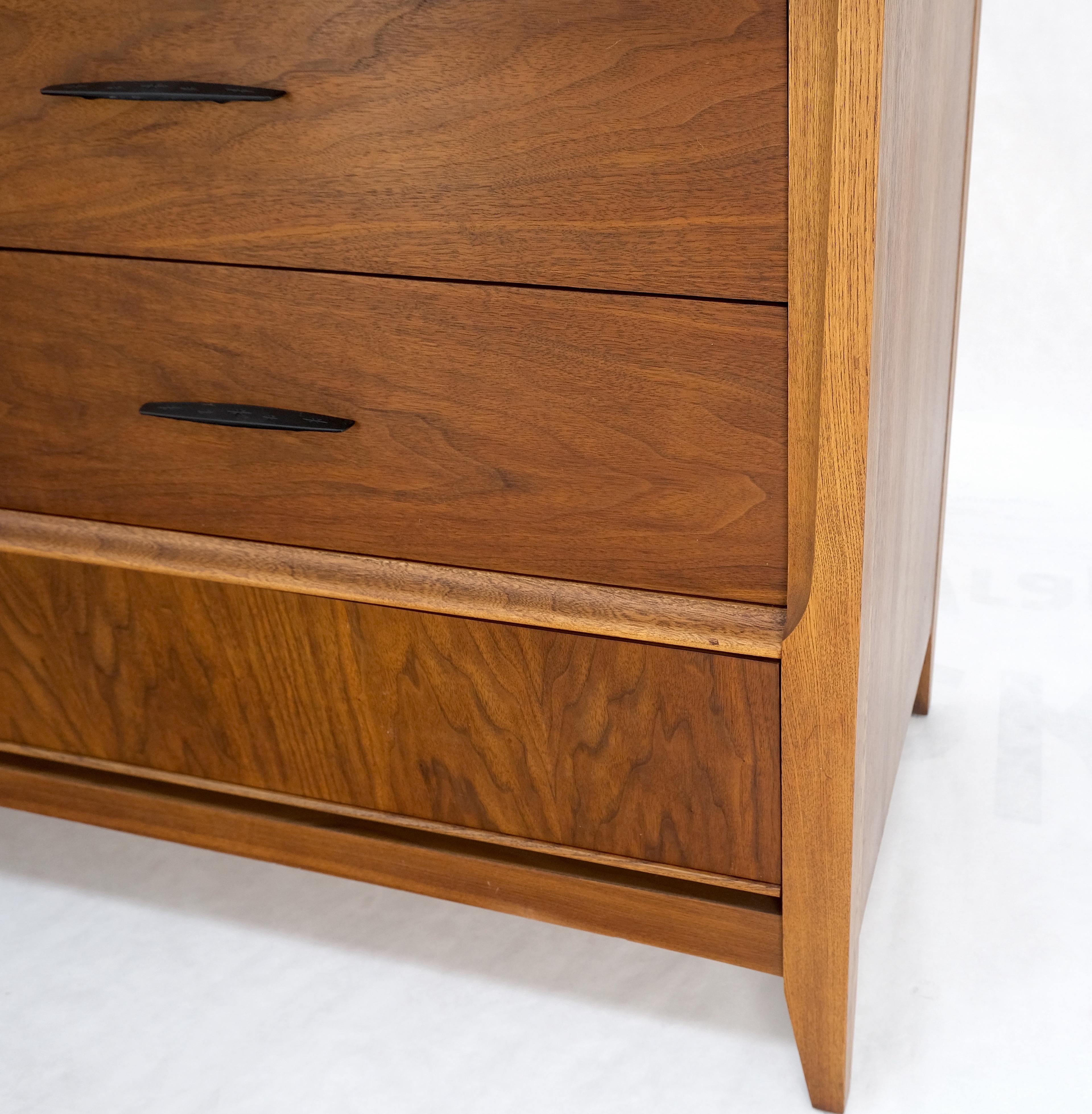 American Walnut Compact Mid-Century Modern Double Dresser 6 Drawers Mint For Sale 11