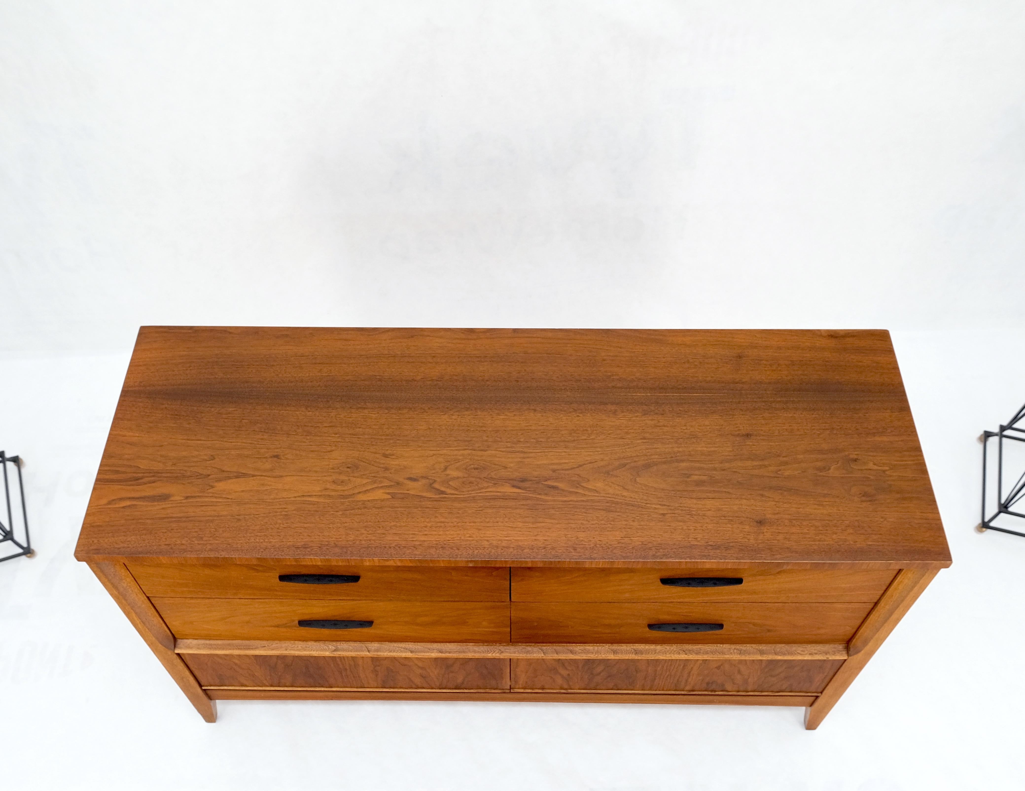 American Walnut Compact Mid-Century Modern Double Dresser 6 Drawers Mint In Good Condition In Rockaway, NJ