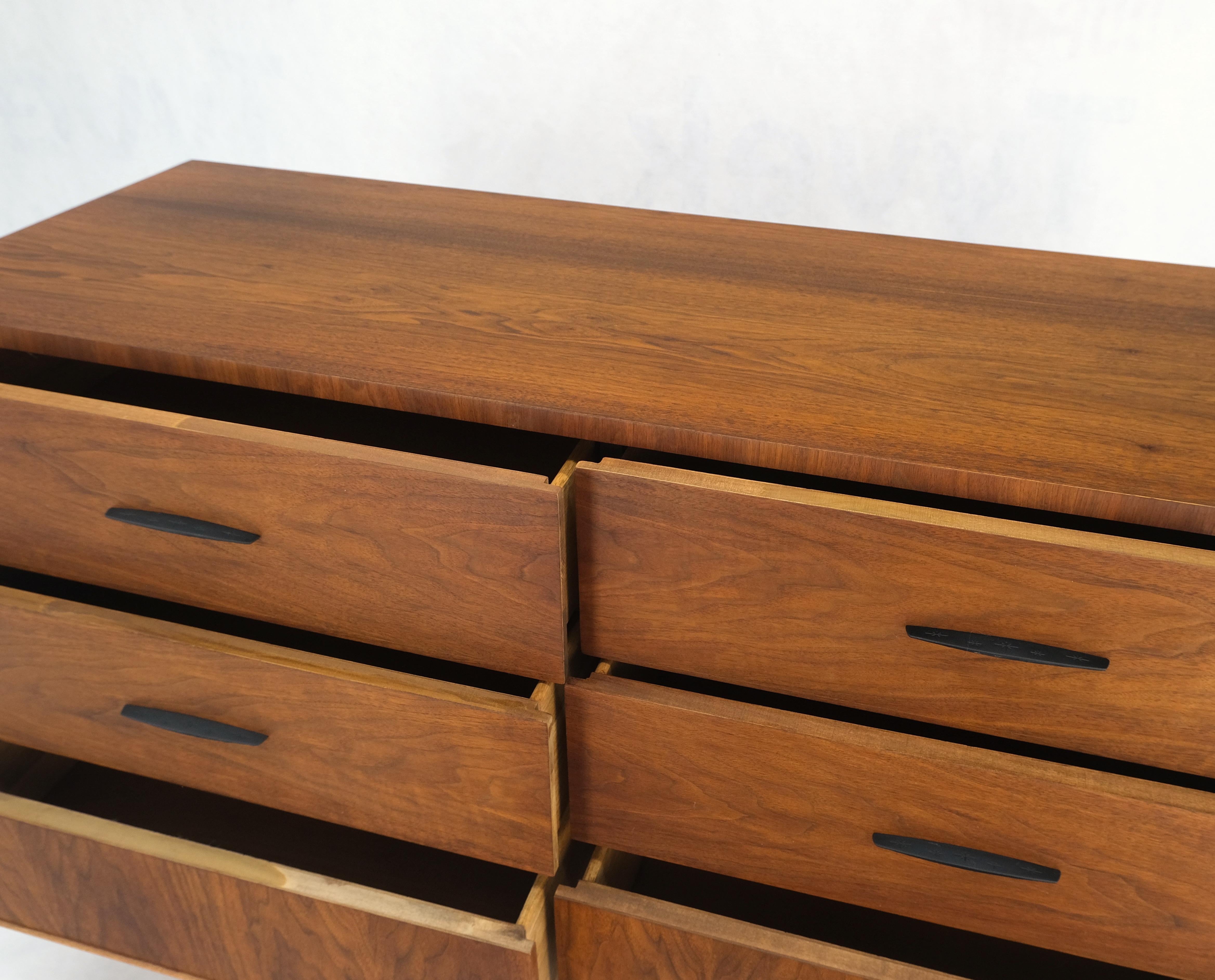 20th Century American Walnut Compact Mid-Century Modern Double Dresser 6 Drawers Mint For Sale