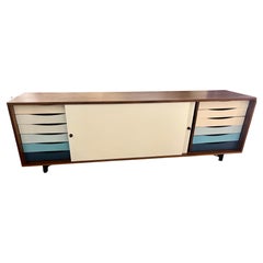 Amerikanischer Nussbaum Contemporary Long Low Credenza 