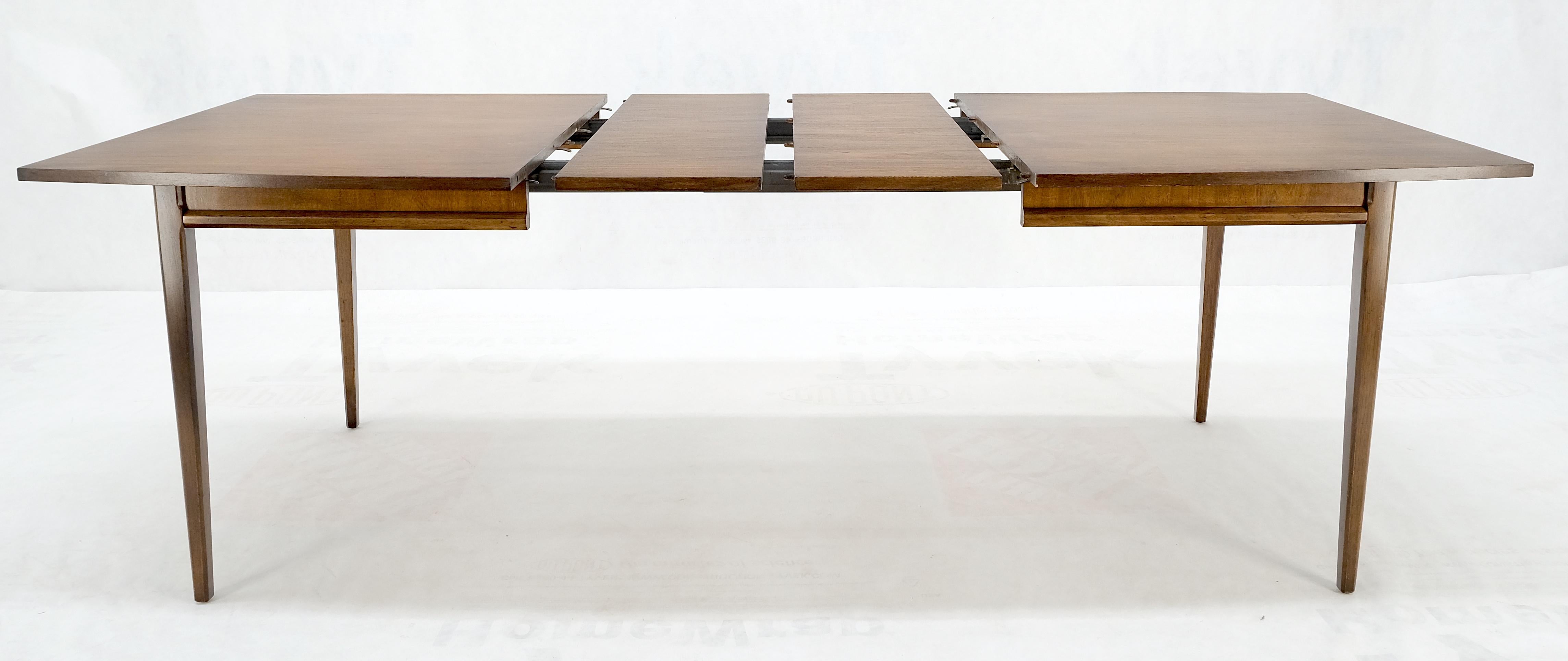 20ième siècle Table de salle à manger danoise de style moderne du milieu du siècle dernier avec 2 rallonges  en vente