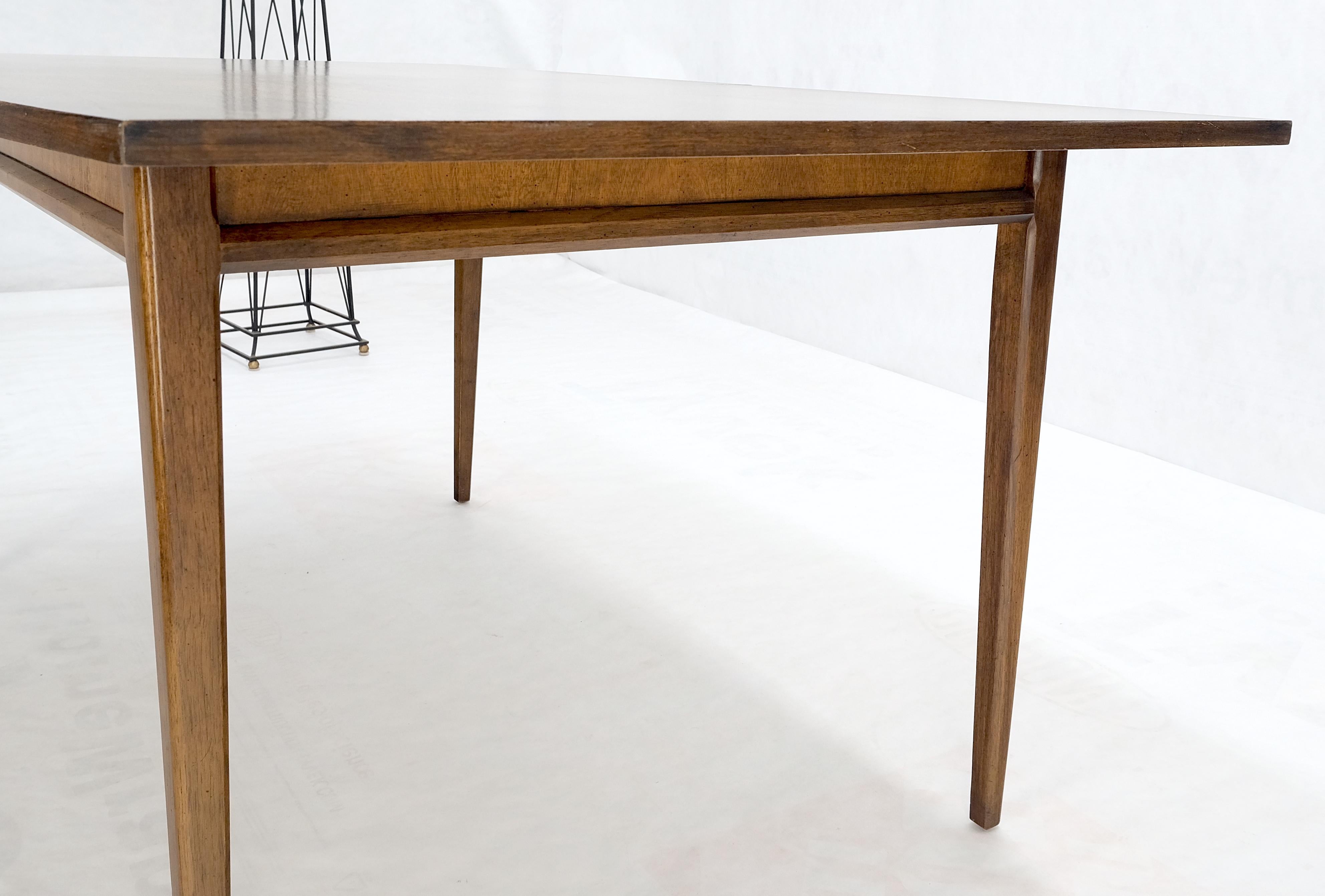 Noyer Table de salle à manger danoise de style moderne du milieu du siècle dernier avec 2 rallonges  en vente