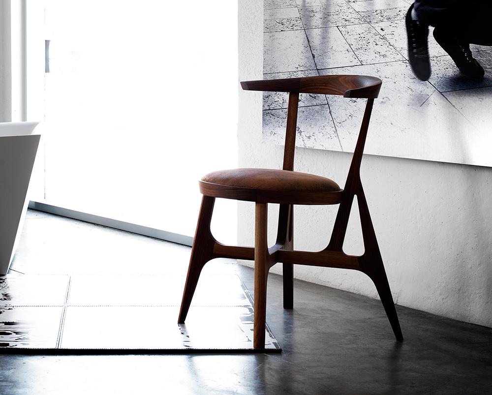 From the purest tradition of Nordic, wooden, assembled chairs and merging with the teachings of the Italian masters of the 50s, this chair is born the result of a long design process. The frame is made of solid American walnut, completely handmade.