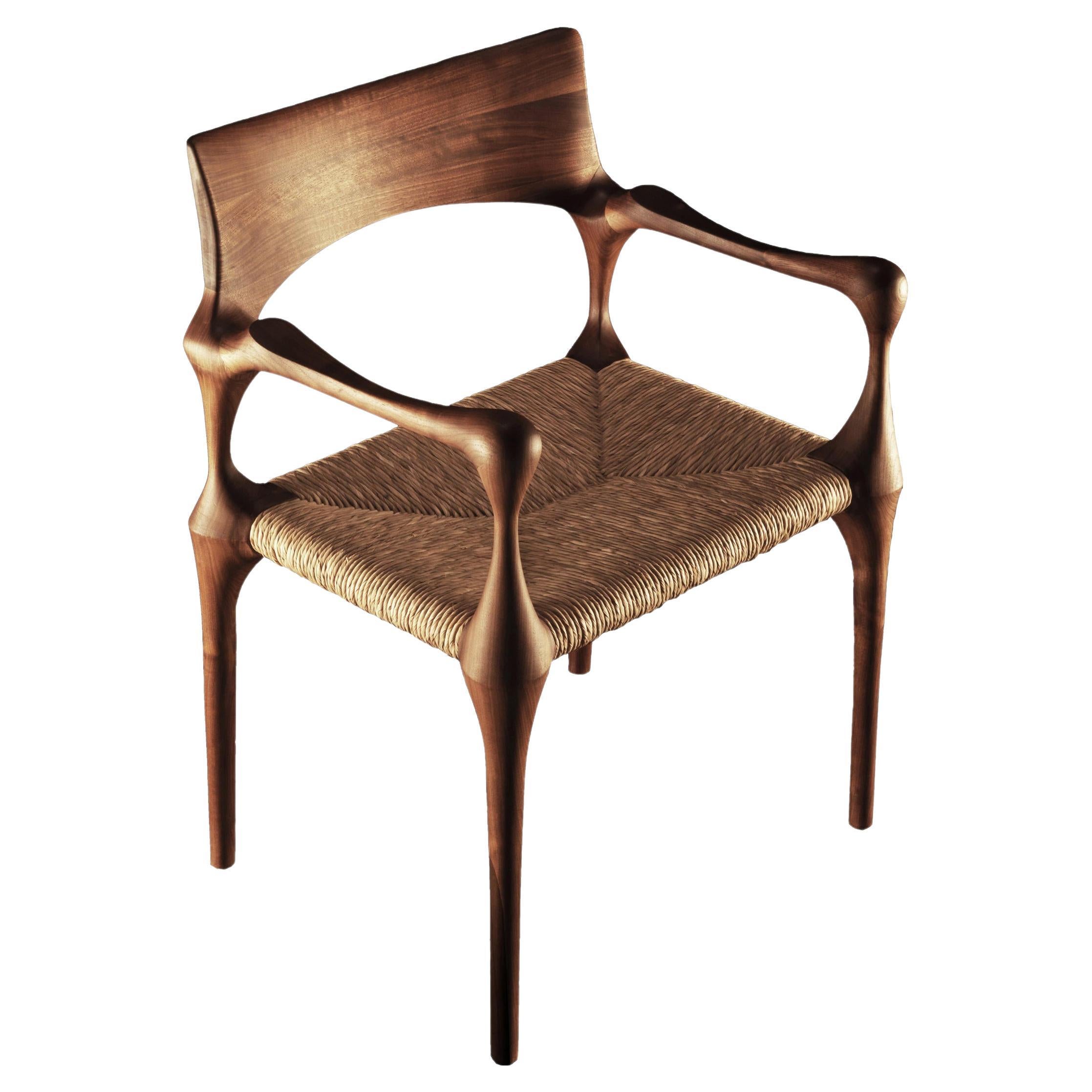 This chair has a very simple shape, but its peculiarity lies in the different thickness and sections that the different lines of its structure draw. Sometimes the line is wide, others it is thin, and sometimes it is rounded or flat. The line of its