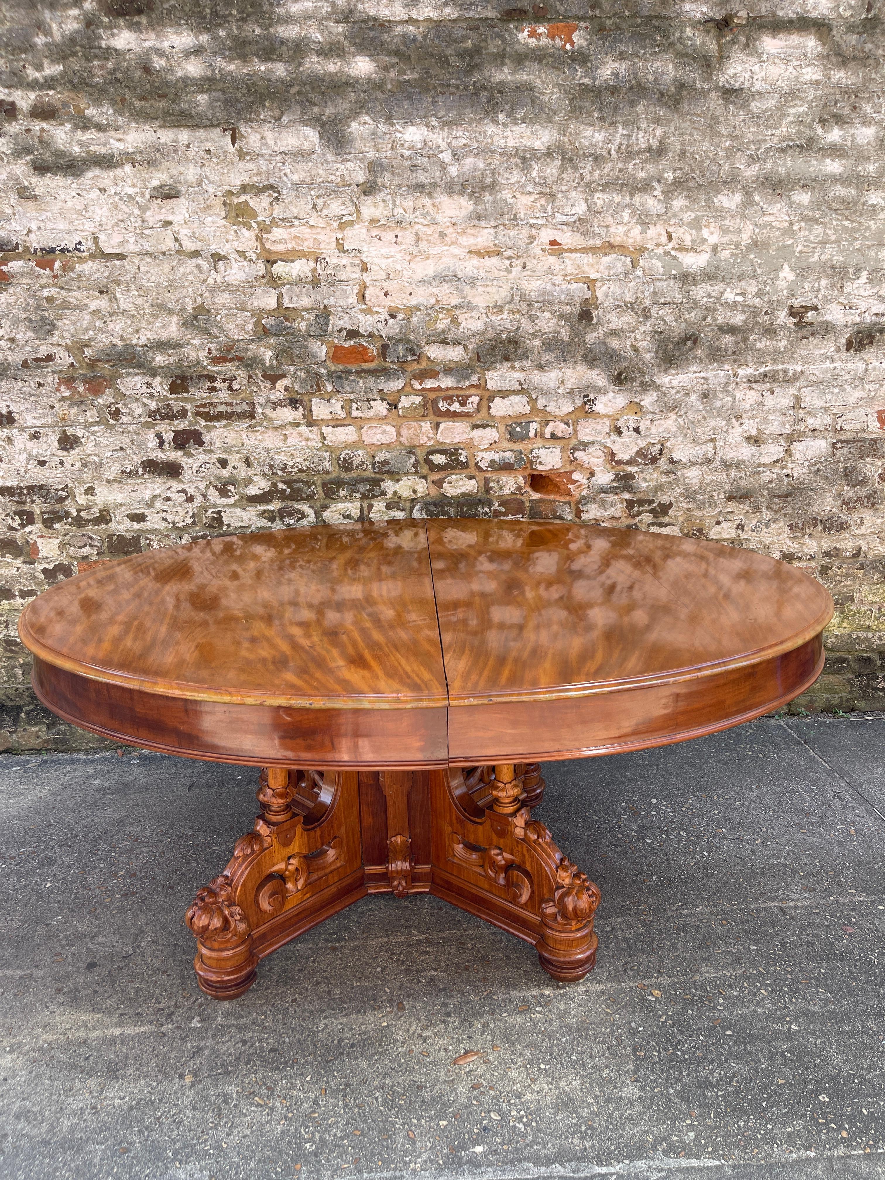 Mesa de comedor americana de nogal de principios del siglo XX con 4 hojas Nogal en venta