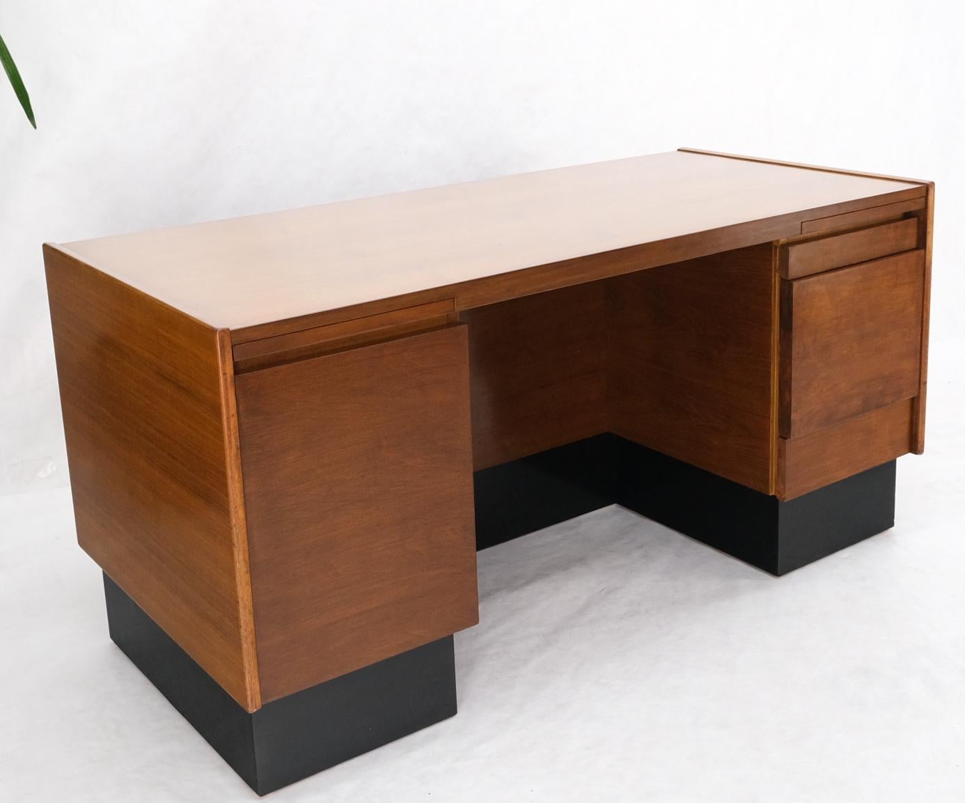 American Walnut Ed Wormley for Dunbar Double Pedestal Desk w/ Folding Return In Good Condition For Sale In Rockaway, NJ