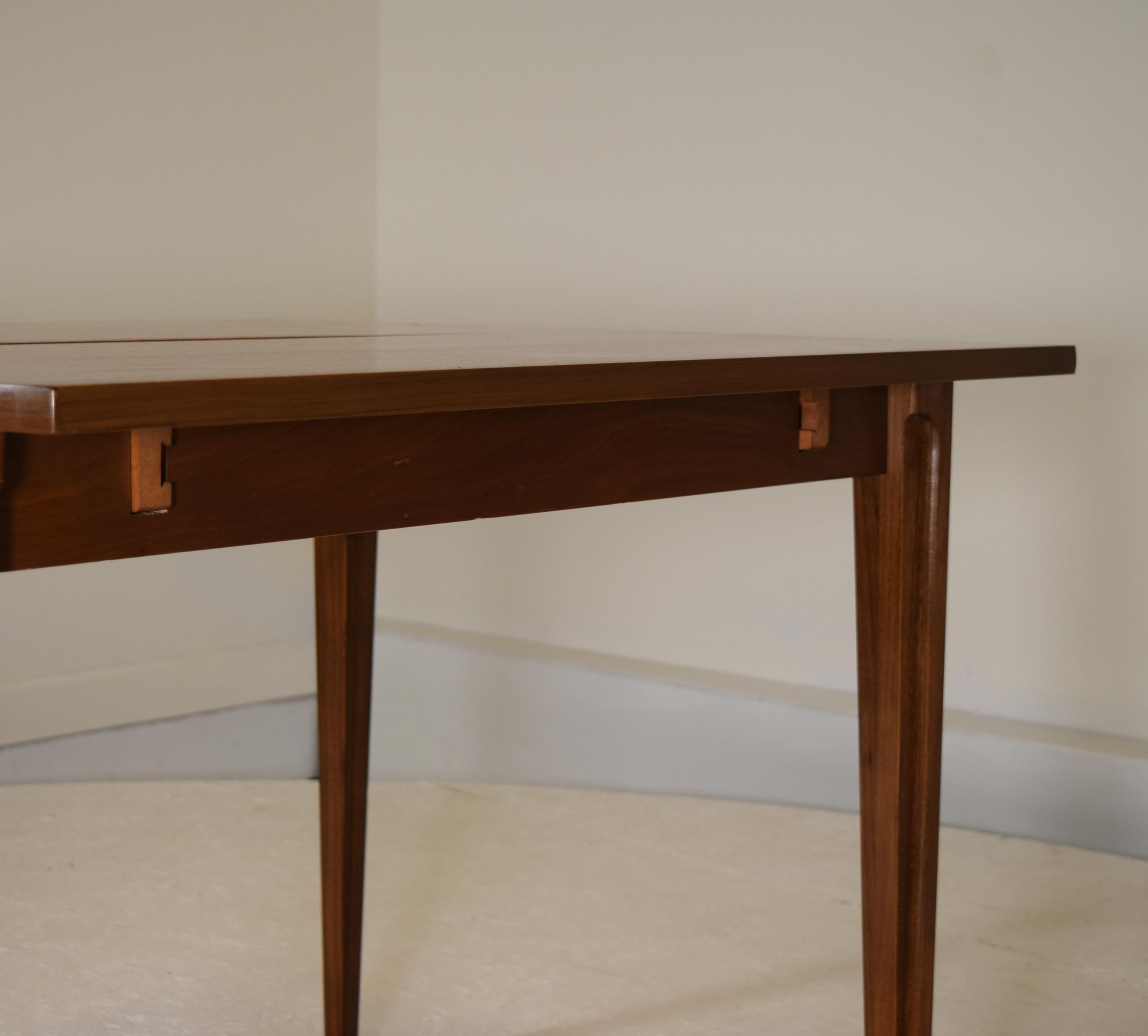 American Walnut Extension Dining Table In Good Condition In South Charleston, WV