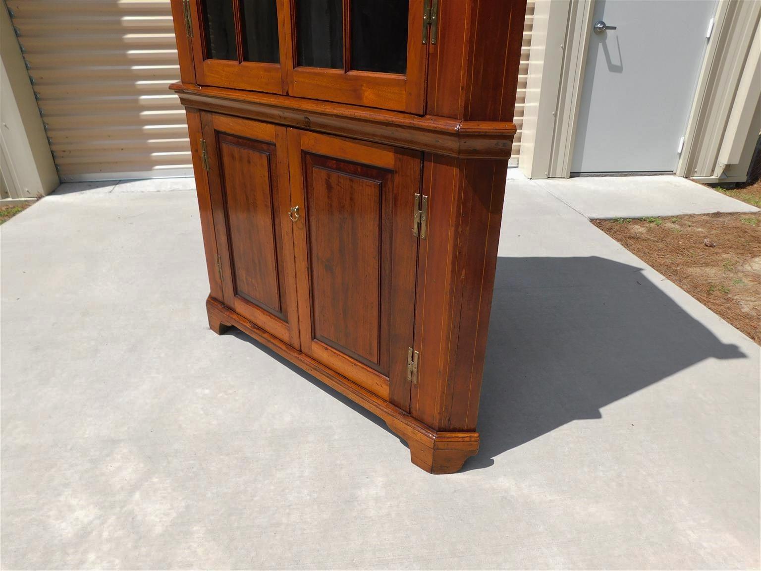 Armoire d'angle en noyer américain incrusté de feuilles de vigne avec portes cintrées, A.I.C., C.C. 1800 en vente 2