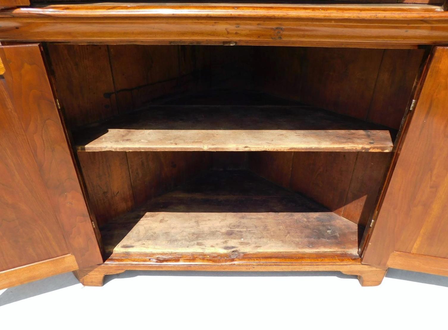 Armoire d'angle en noyer américain incrusté de feuilles de vigne avec portes cintrées, A.I.C., C.C. 1800 en vente 3