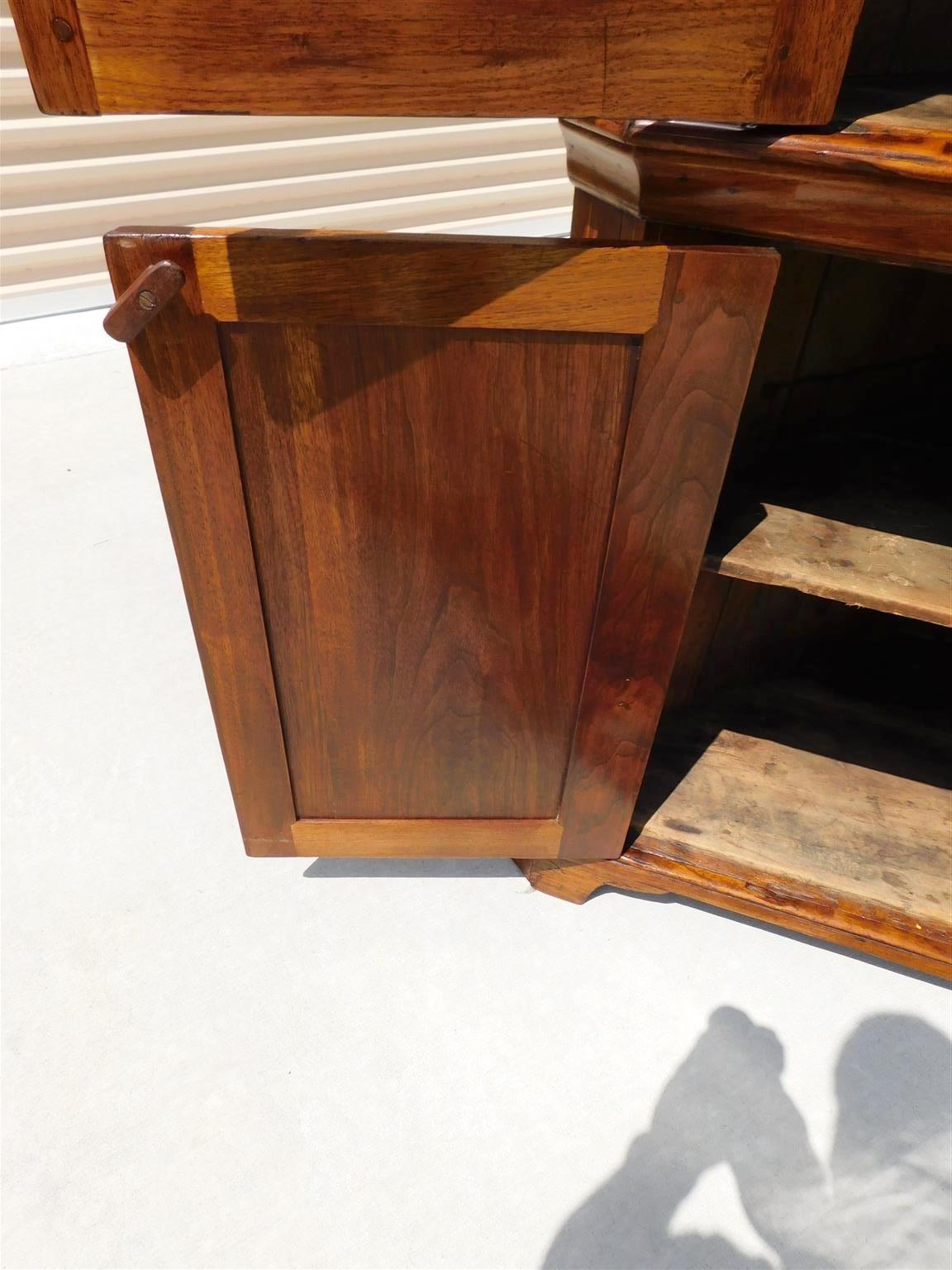 Armoire d'angle en noyer américain incrusté de feuilles de vigne avec portes cintrées, A.I.C., C.C. 1800 en vente 4