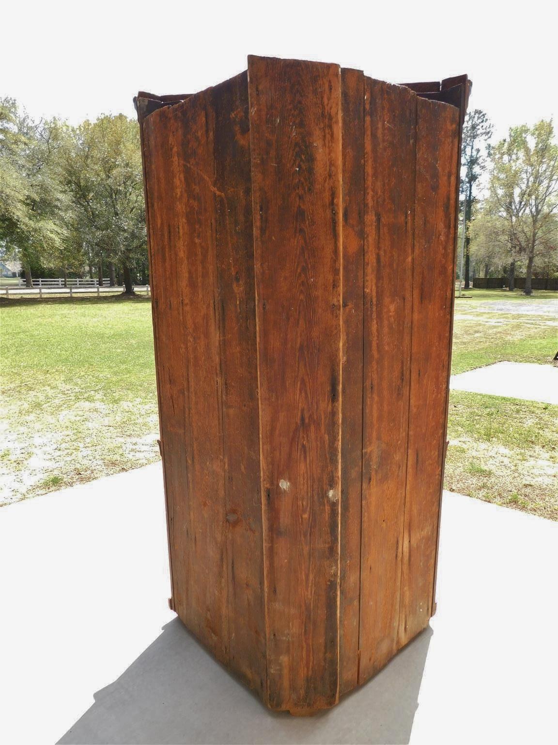 Armoire d'angle en noyer américain incrusté de feuilles de vigne avec portes cintrées, A.I.C., C.C. 1800 en vente 6