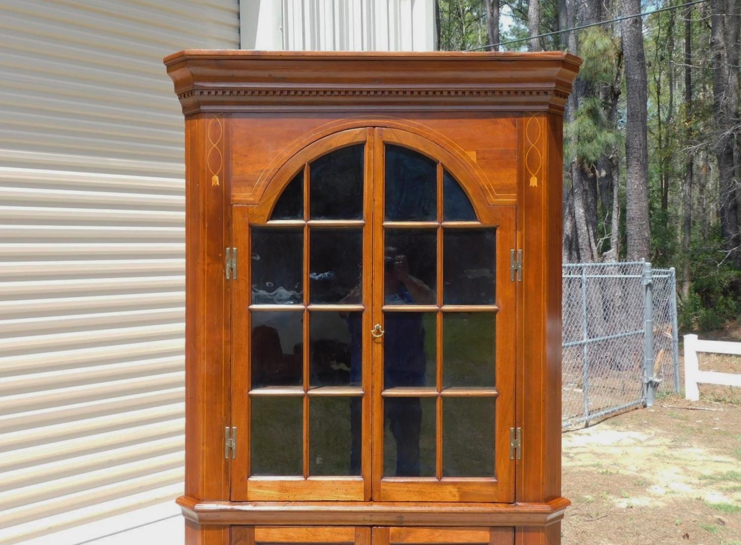 Colonial américain Armoire d'angle en noyer américain incrusté de feuilles de vigne avec portes cintrées, A.I.C., C.C. 1800 en vente