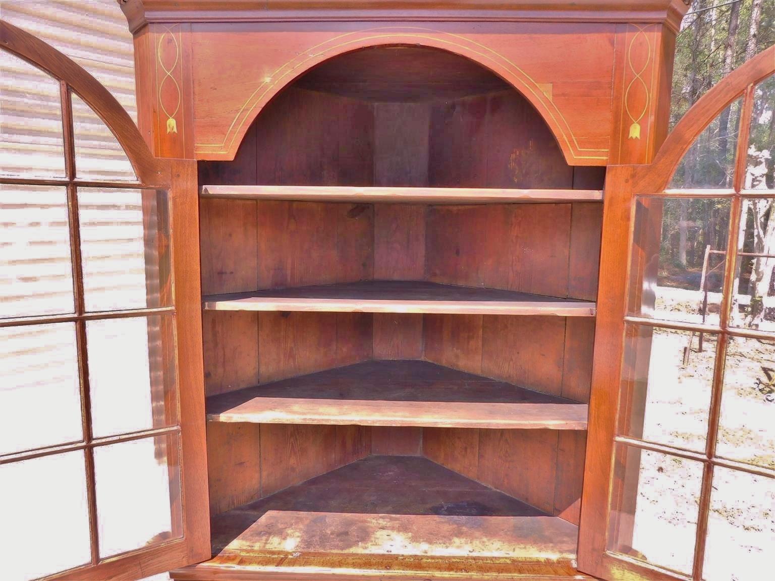 Armoire d'angle en noyer américain incrusté de feuilles de vigne avec portes cintrées, A.I.C., C.C. 1800 Excellent état - En vente à Charleston, SC