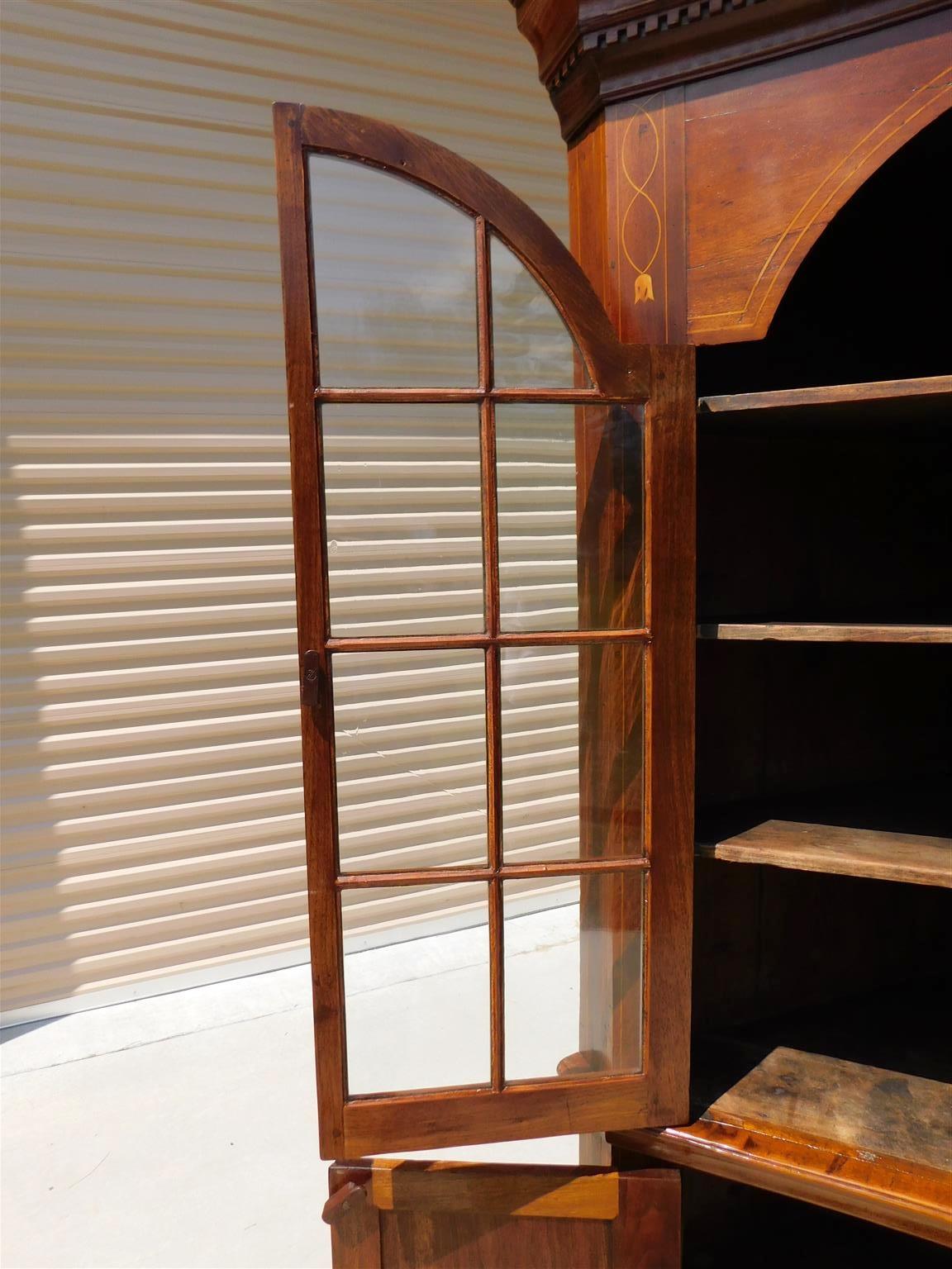 Début du XIXe siècle Armoire d'angle en noyer américain incrusté de feuilles de vigne avec portes cintrées, A.I.C., C.C. 1800 en vente