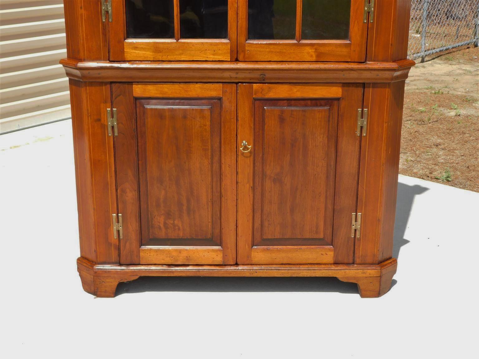 Armoire d'angle en noyer américain incrusté de feuilles de vigne avec portes cintrées, A.I.C., C.C. 1800 en vente 1