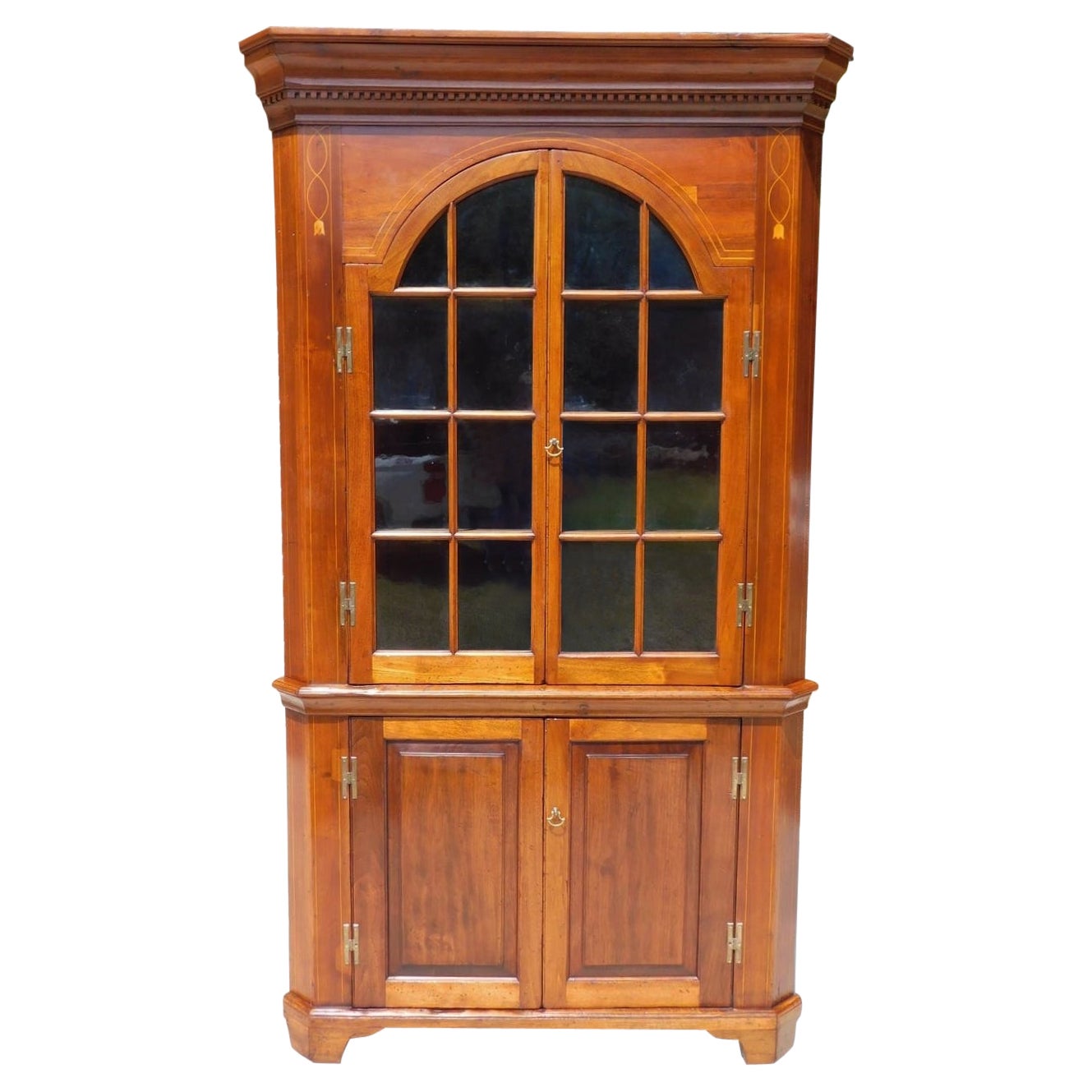 Credenza angolare intarsiata in noce americano con ante ad arco, SC, C.I.C. 1800 in vendita