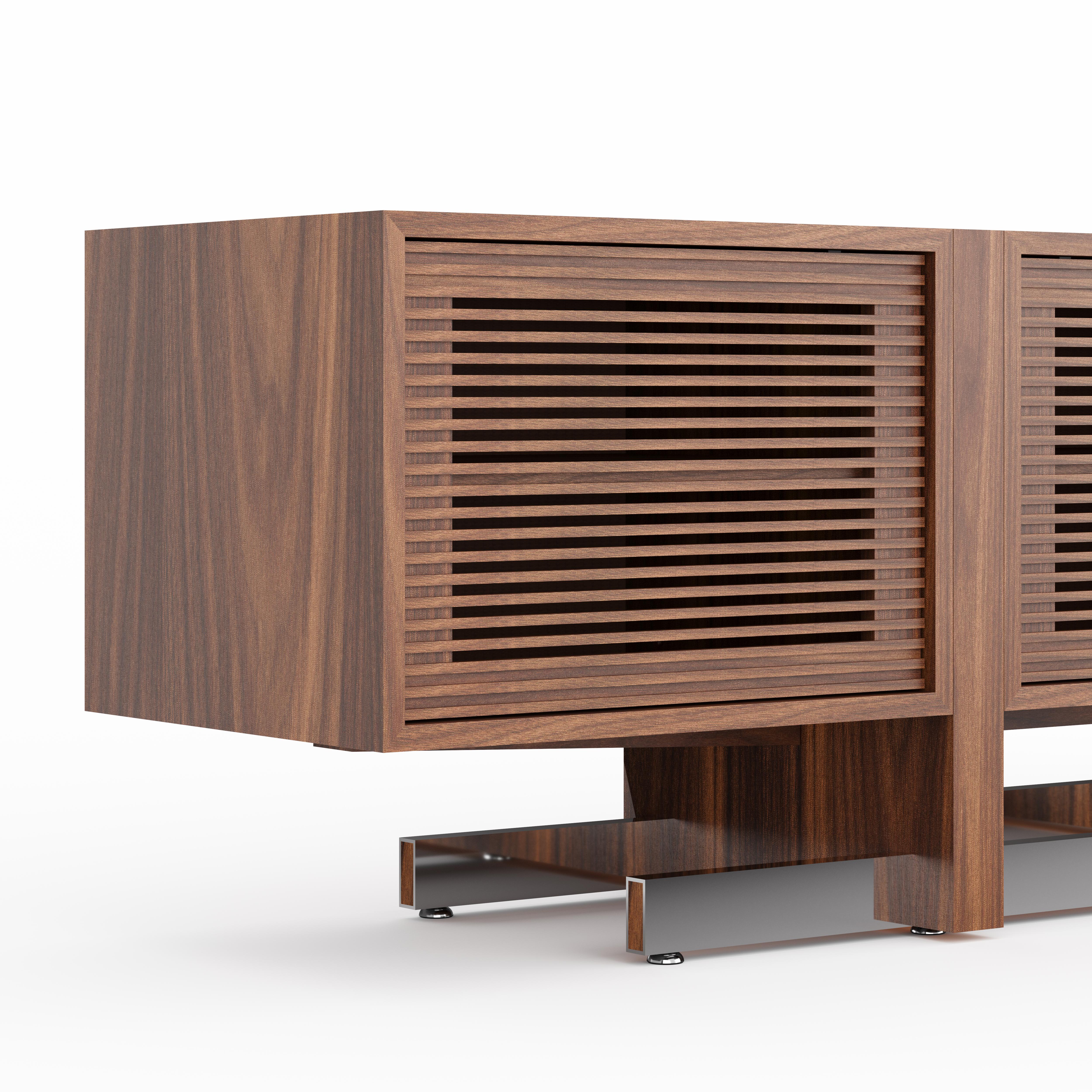 Mid-Century moderno Credenza multimediale in noce americano con ante a doghe e base in alluminio lucido in vendita