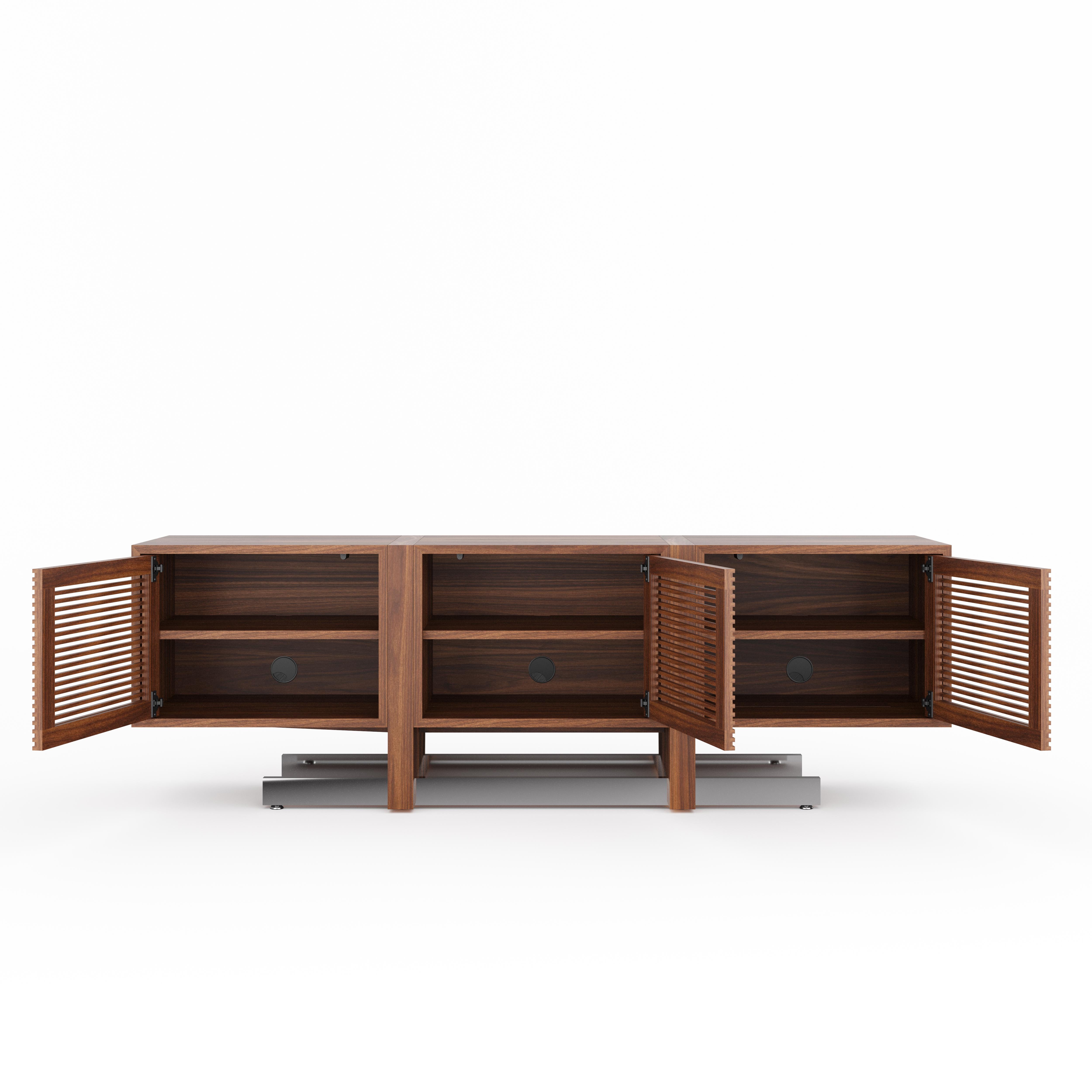 Polacco Credenza multimediale in noce americano con ante a doghe e base in alluminio lucido in vendita