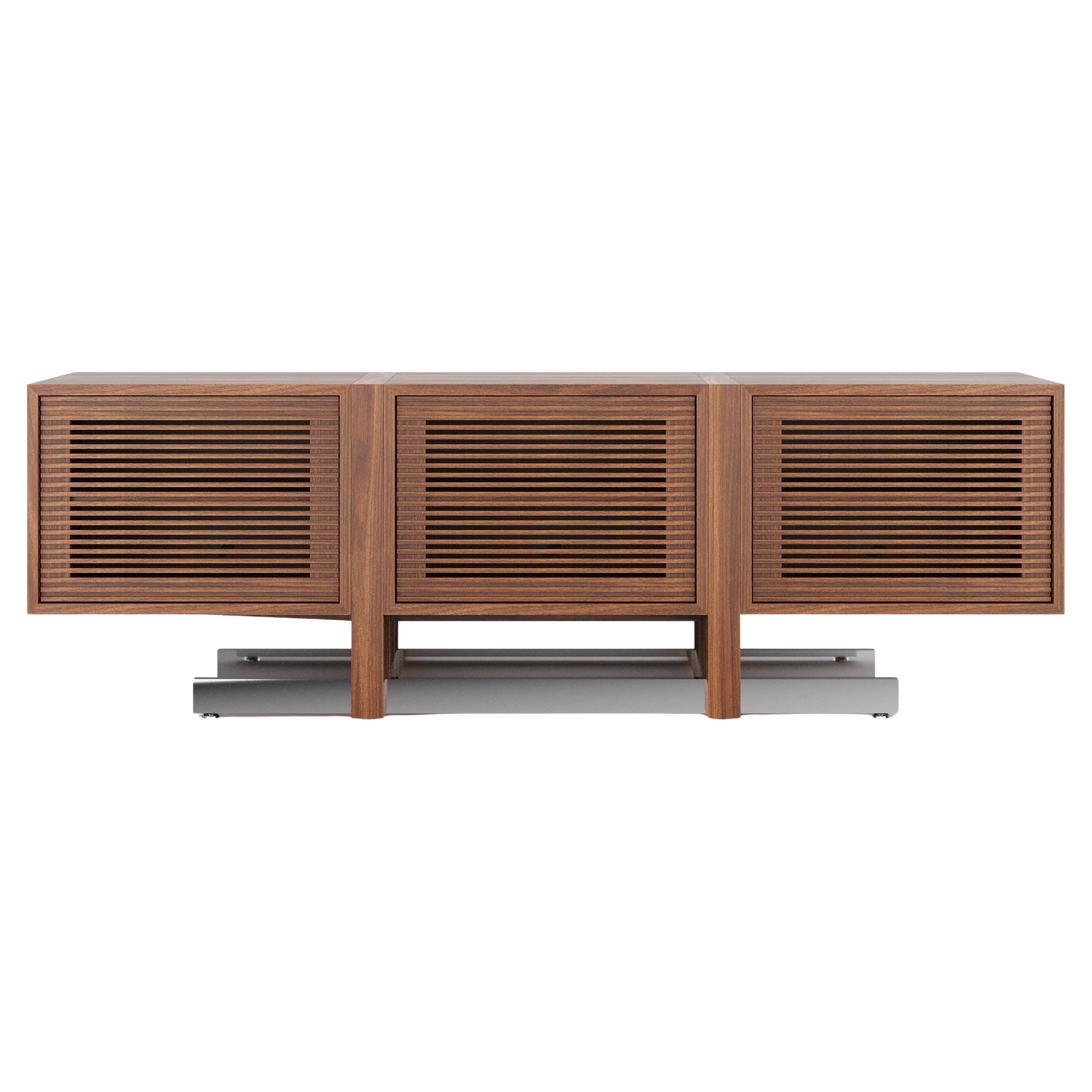 Credenza multimediale in noce americano con ante a doghe e base in alluminio lucido