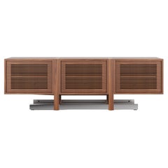 Credenza multimediale in noce americano con ante a doghe e base in alluminio lucido