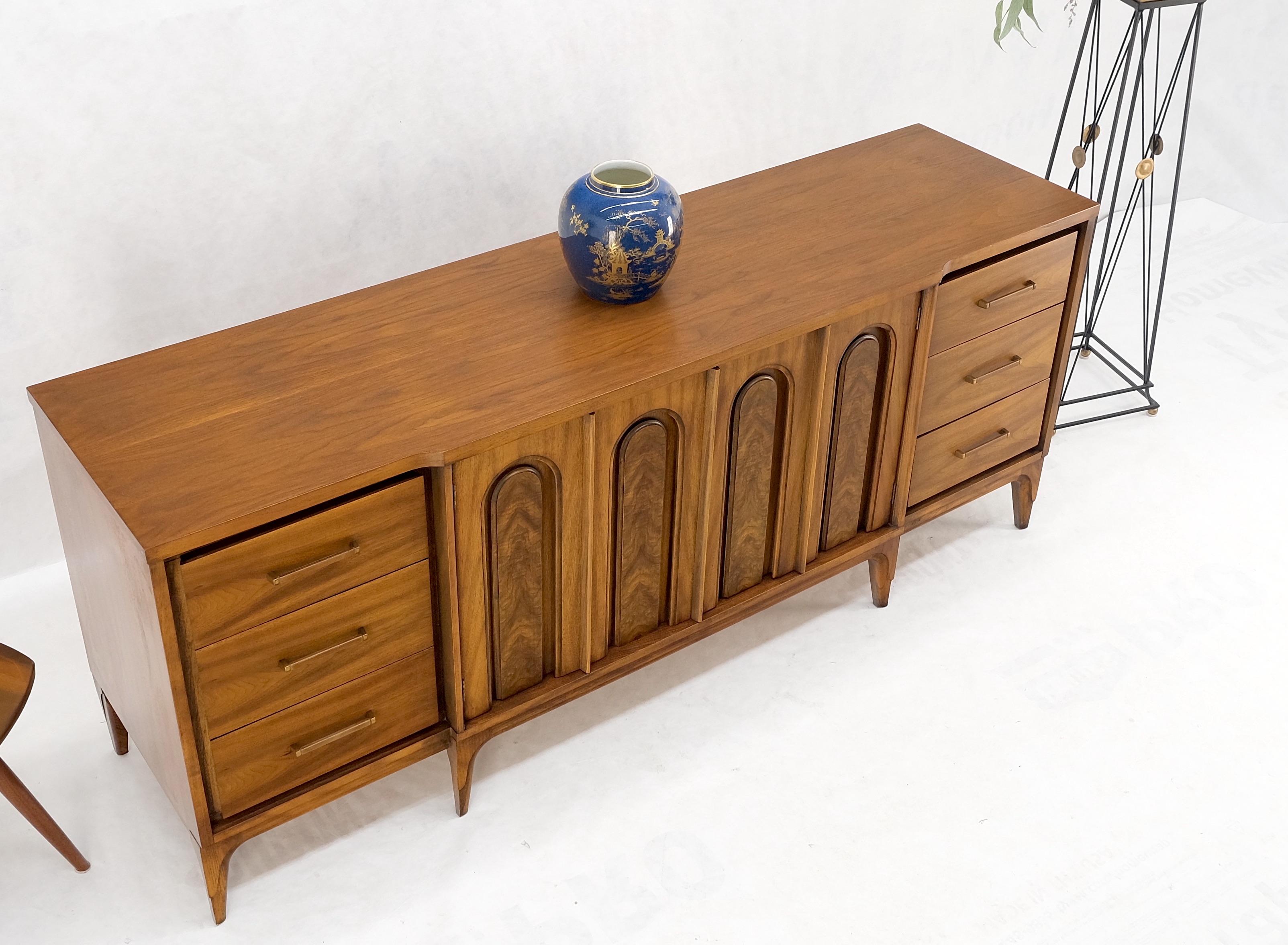 American Walnut Mid-Century Modern Double Doors 9 Drawers Dresser Credenza MINT! For Sale 7