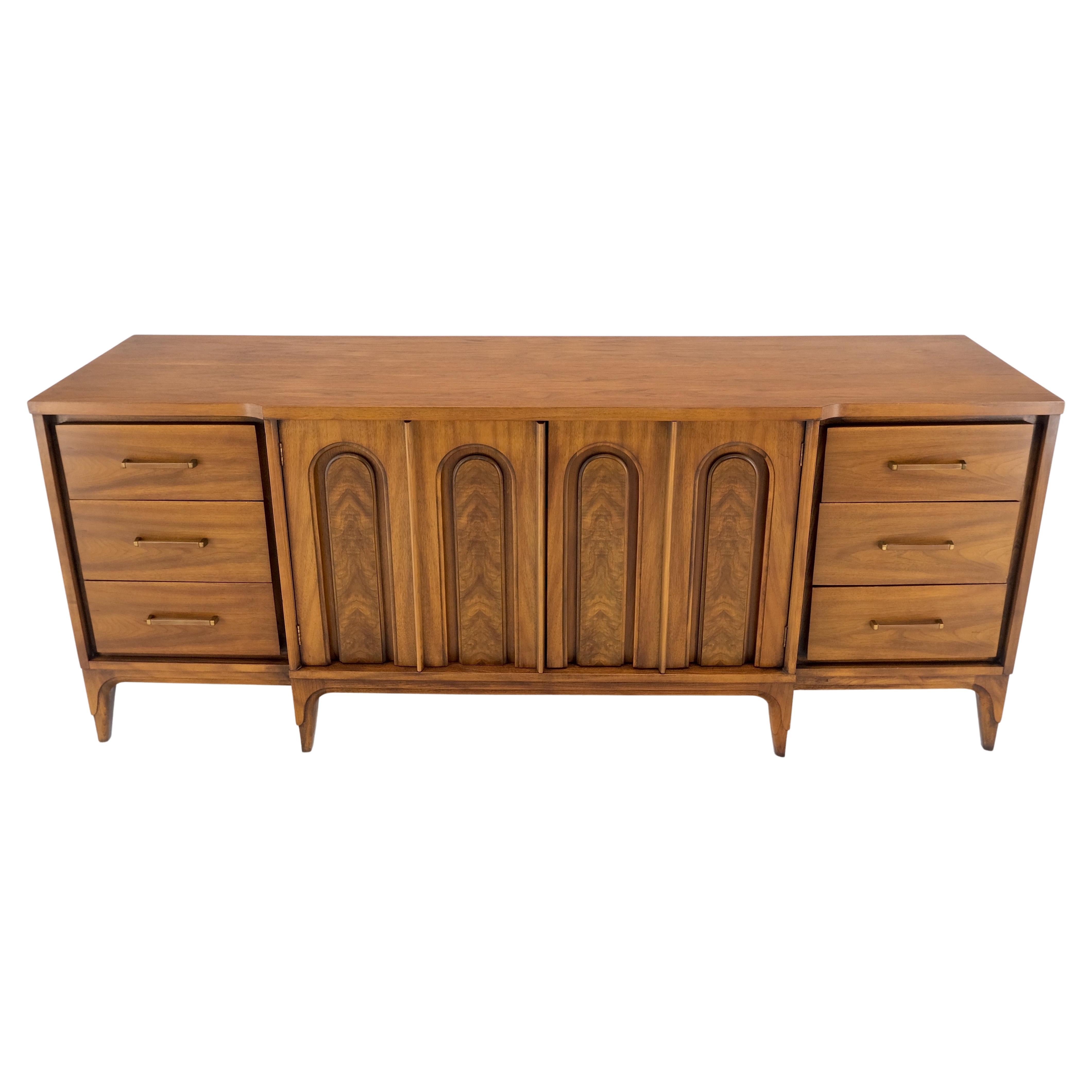 American Walnut Mid-Century Modern double doors 9 drawers dresser credenza MINT!
C. 1970s cabinet in rare super clean condition.