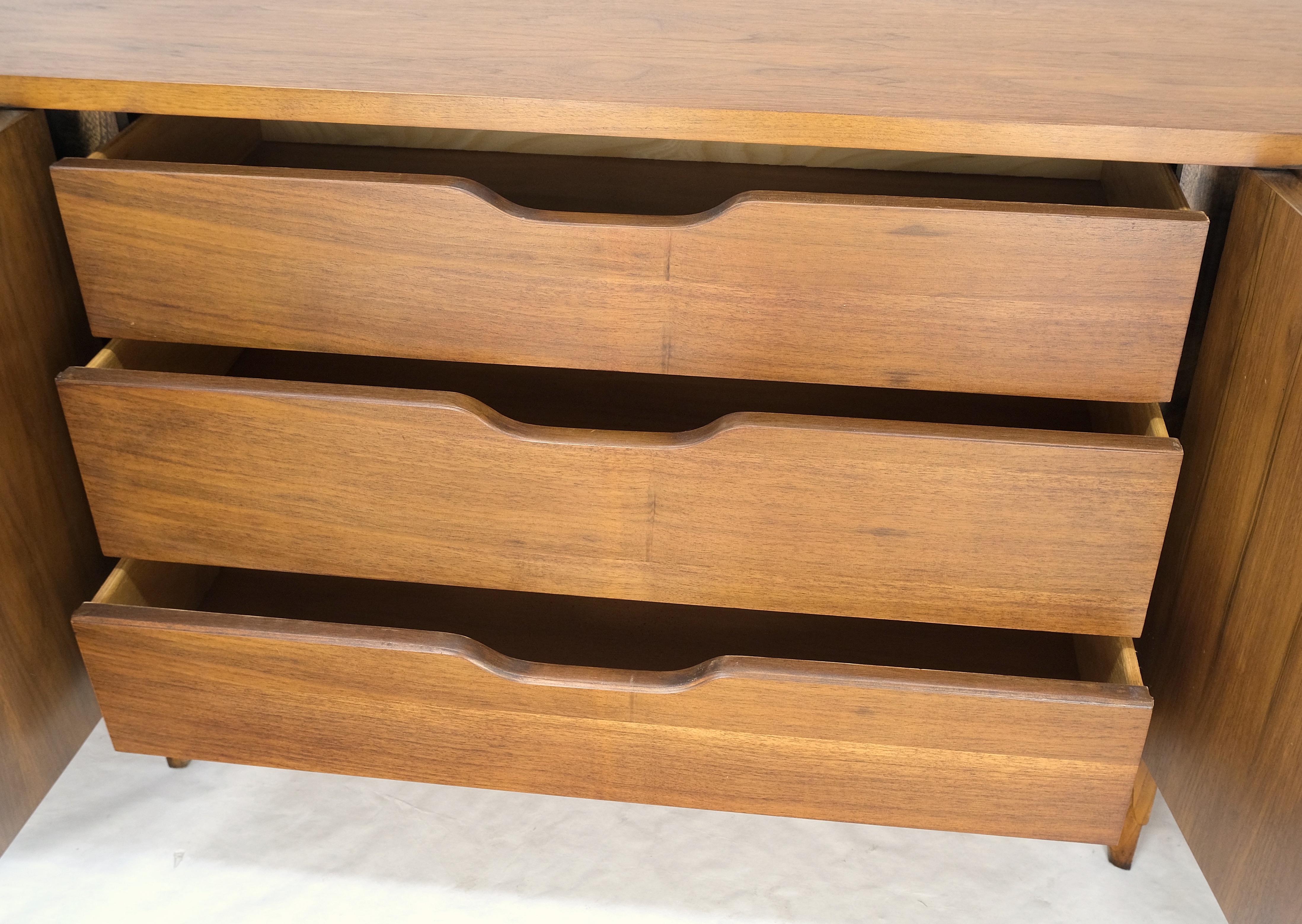 Américain Noyer américain Mid Century Modern Dresser Credenza double portes 9 tiroirs MINT ! en vente