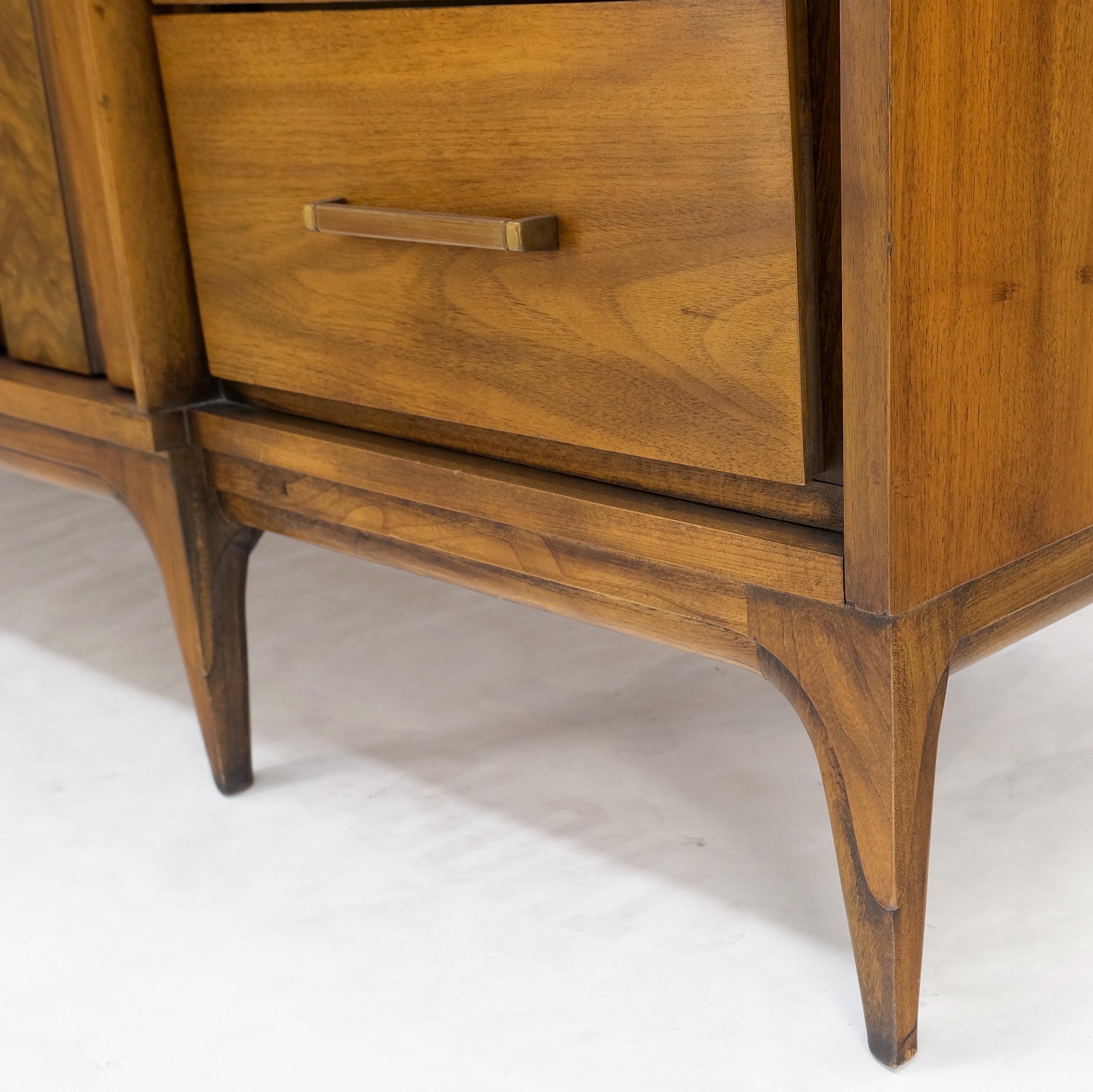 20ième siècle Noyer américain Mid Century Modern Dresser Credenza double portes 9 tiroirs MINT ! en vente
