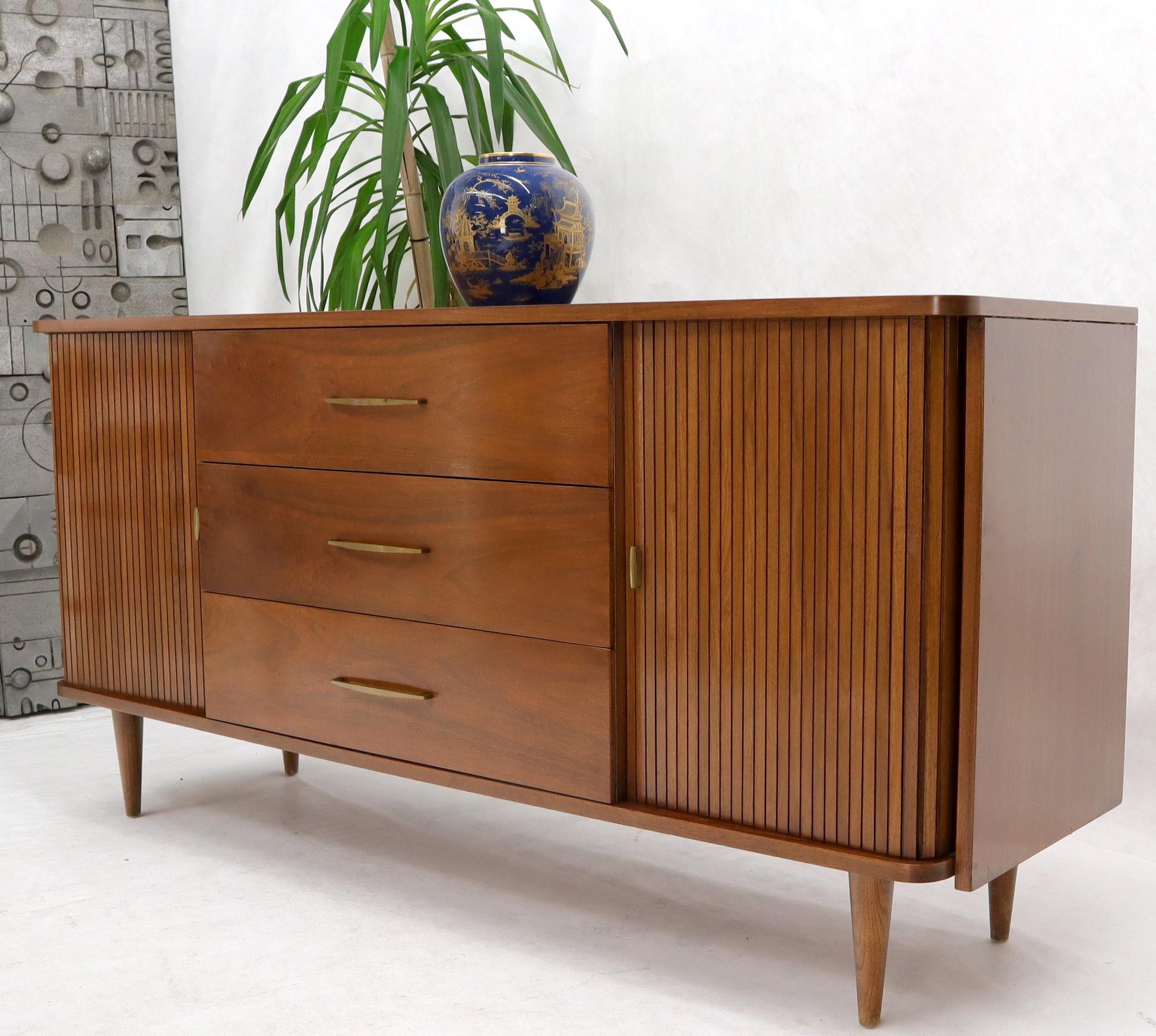 Amerikanische lange Kommode aus Nussbaumholz mit Tambourtüren, Mid-Century Modern im Angebot 4