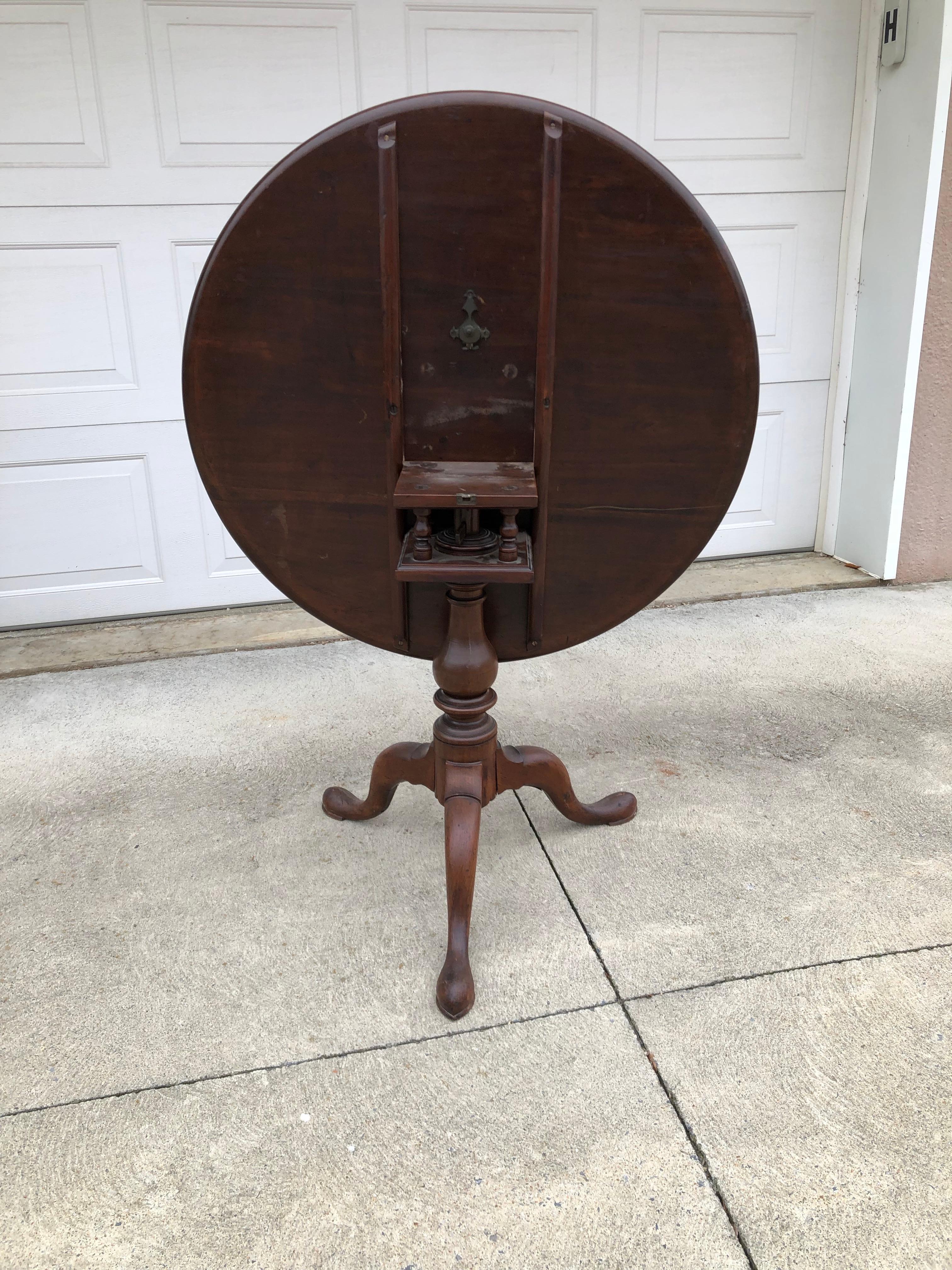 American Walnut One Board Tilt-Top Pedestal Tea Table, Chester County circa 1770 In Good Condition For Sale In Allentown, PA