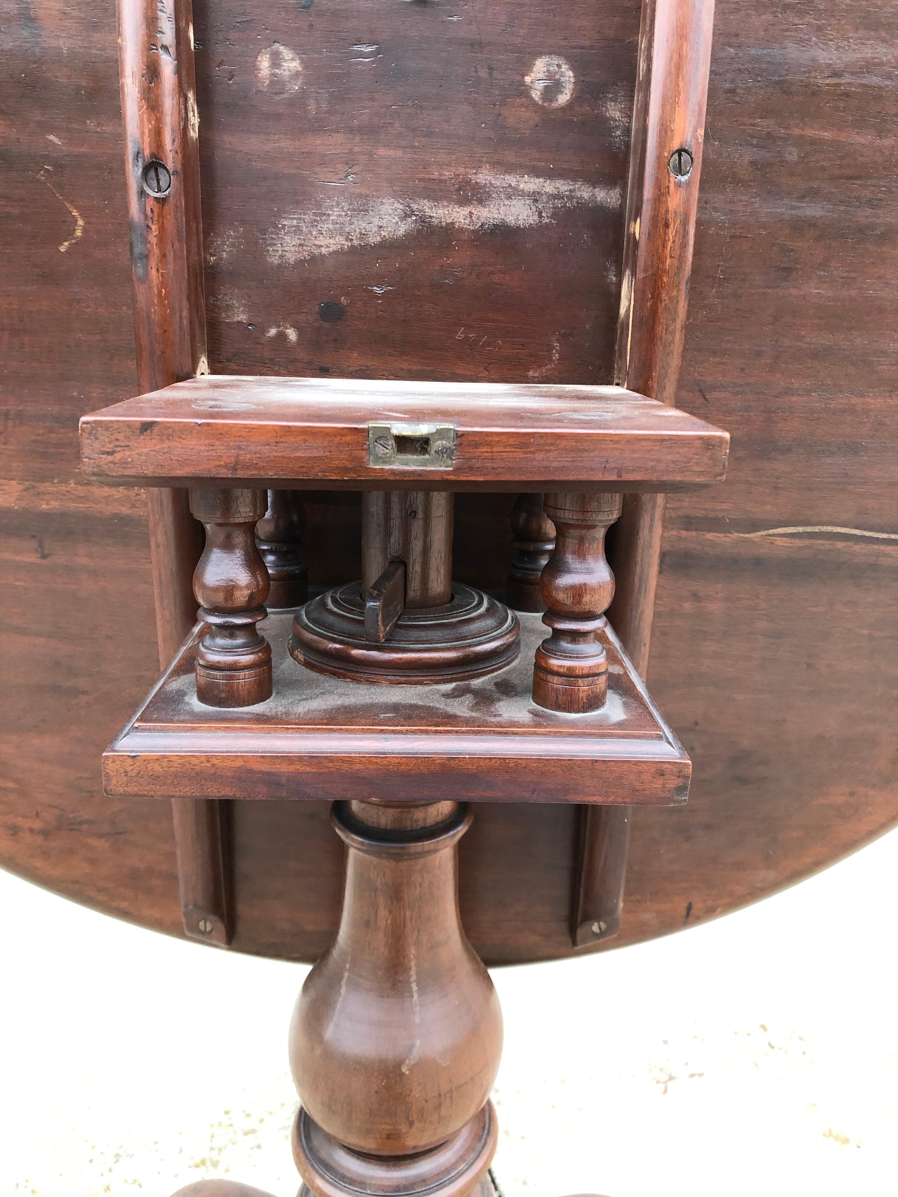 Late 18th Century American Walnut One Board Tilt-Top Pedestal Tea Table, Chester County circa 1770 For Sale