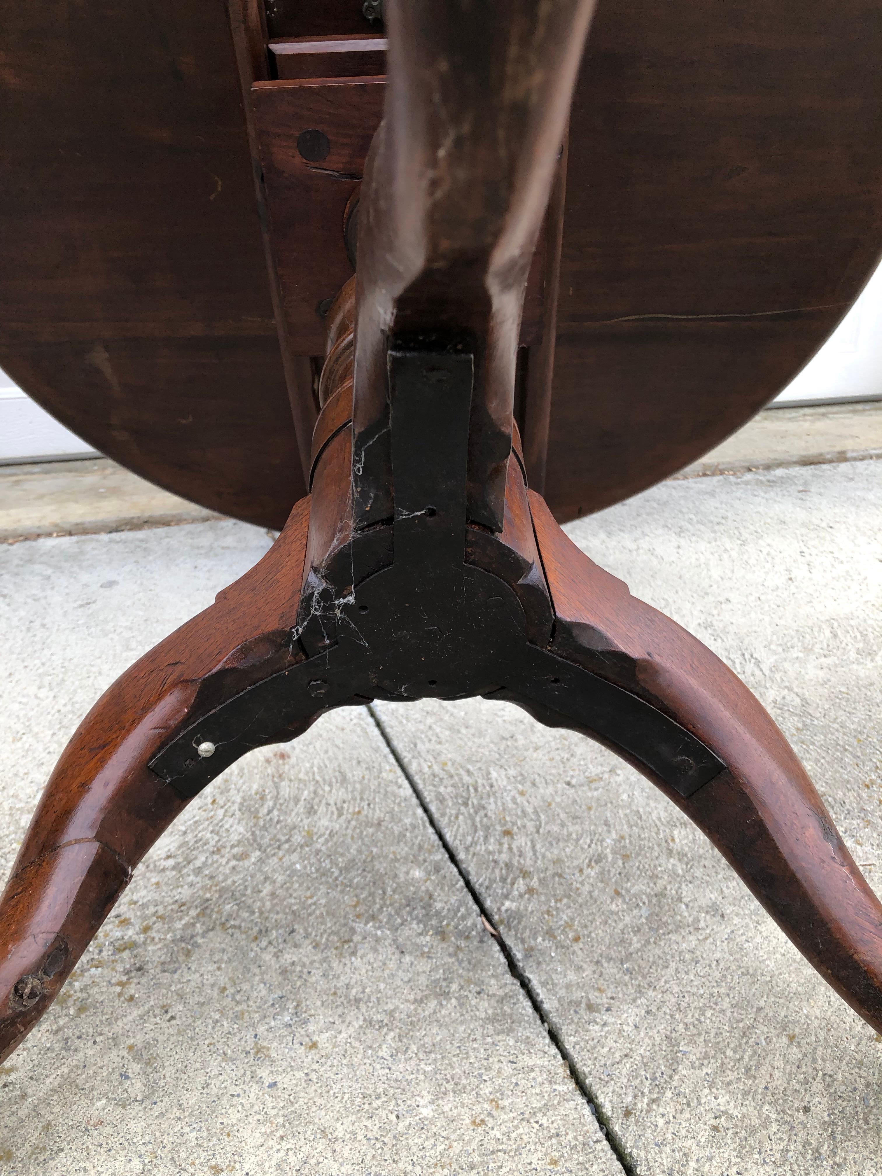 American Walnut One Board Tilt-Top Pedestal Tea Table, Chester County circa 1770 For Sale 2