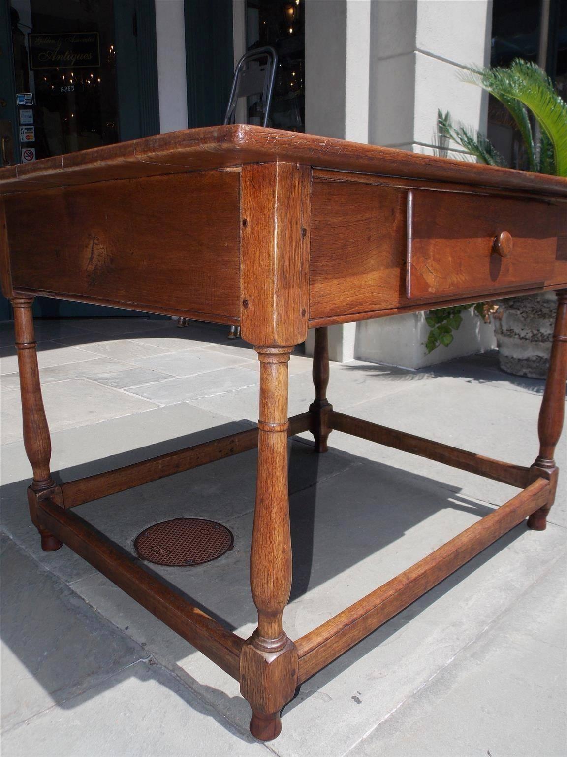 Colonial américain Table extensible à un tiroir en noyer américain, nord-est, N.C. Circa 1730 en vente