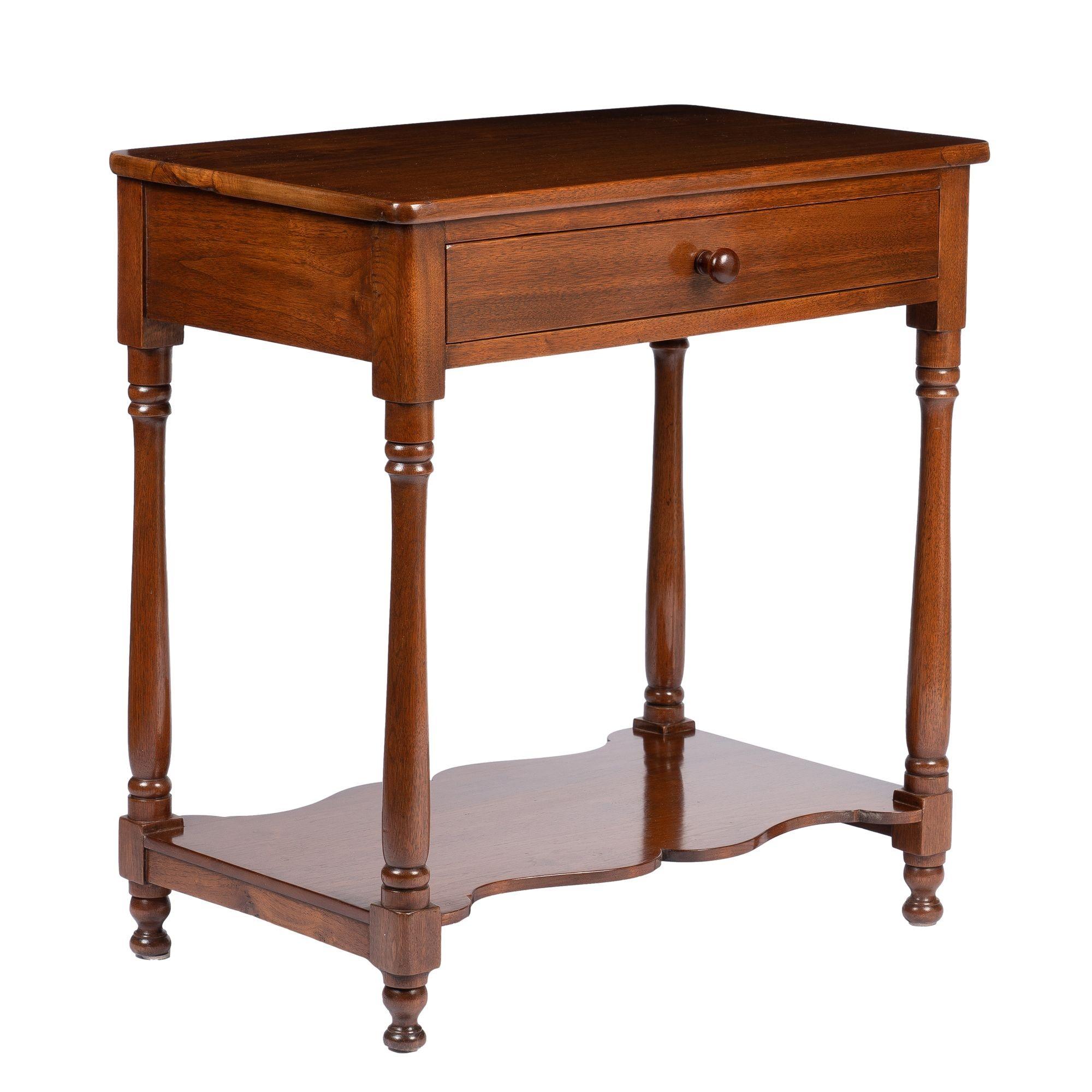 American Walnut One Drawer Stand with Stretcher Shelf, 1810-20 In Good Condition For Sale In Kenilworth, IL