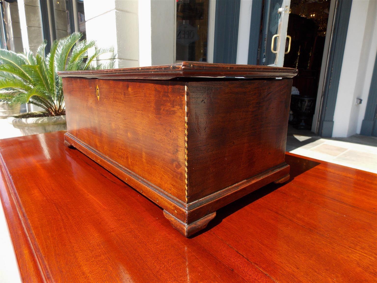 Boîte à objets de valeur en noyer américain incrusté de bois de satin avec pieds d'origine, Circa 1780 en vente 2