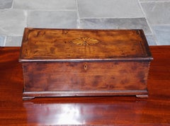 Boîte à objets de valeur en noyer américain incrusté de bois de satin avec pieds d'origine, Circa 1780