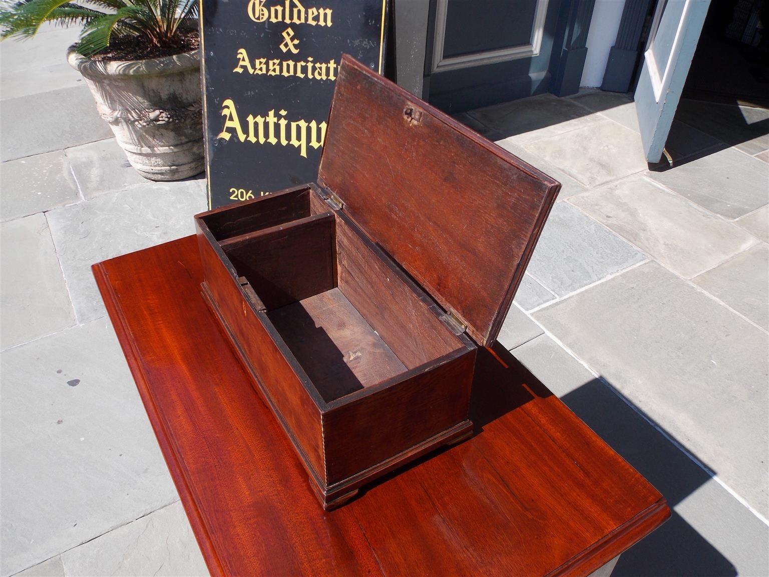 Boîte à objets de valeur en noyer américain incrusté de bois de satin avec pieds d'origine, Circa 1780 en vente 1